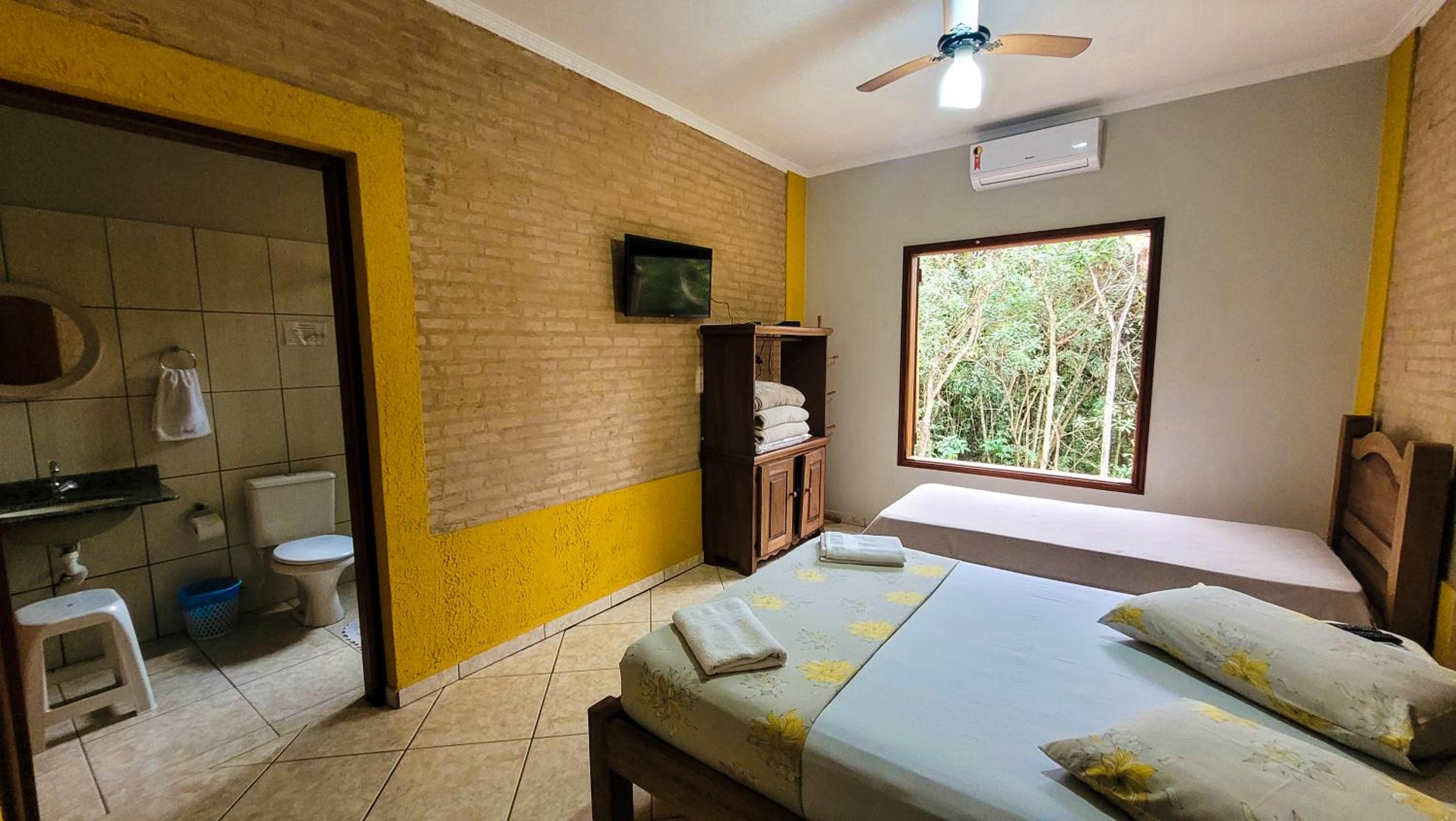 Pousada e Camping Claro Casa de Pedra de Delfinópolis -MG