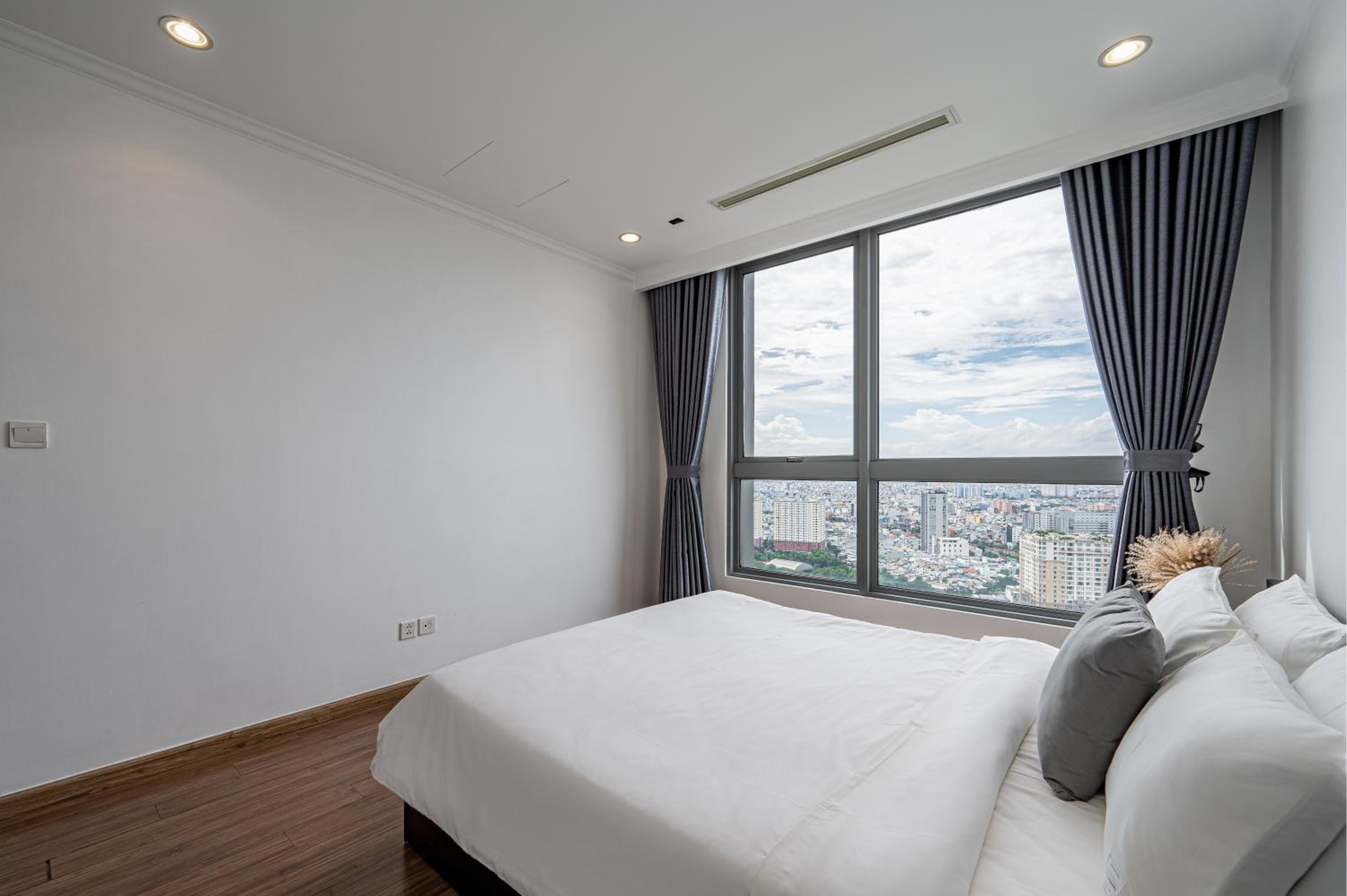CR Concept Serviced Apartment - Vinhomes and Landmark 81