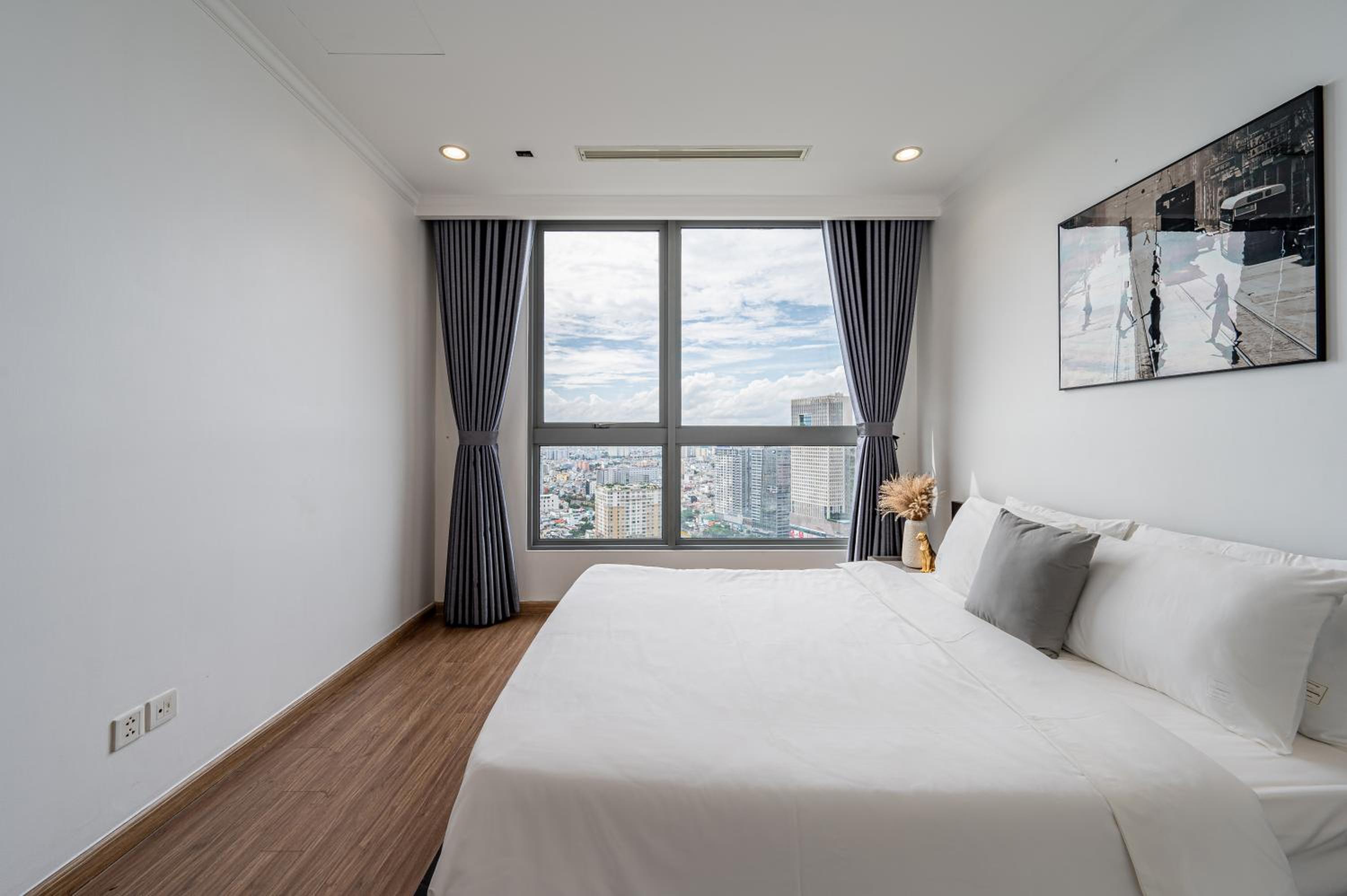 CR Concept Serviced Apartment - Vinhomes and Landmark 81