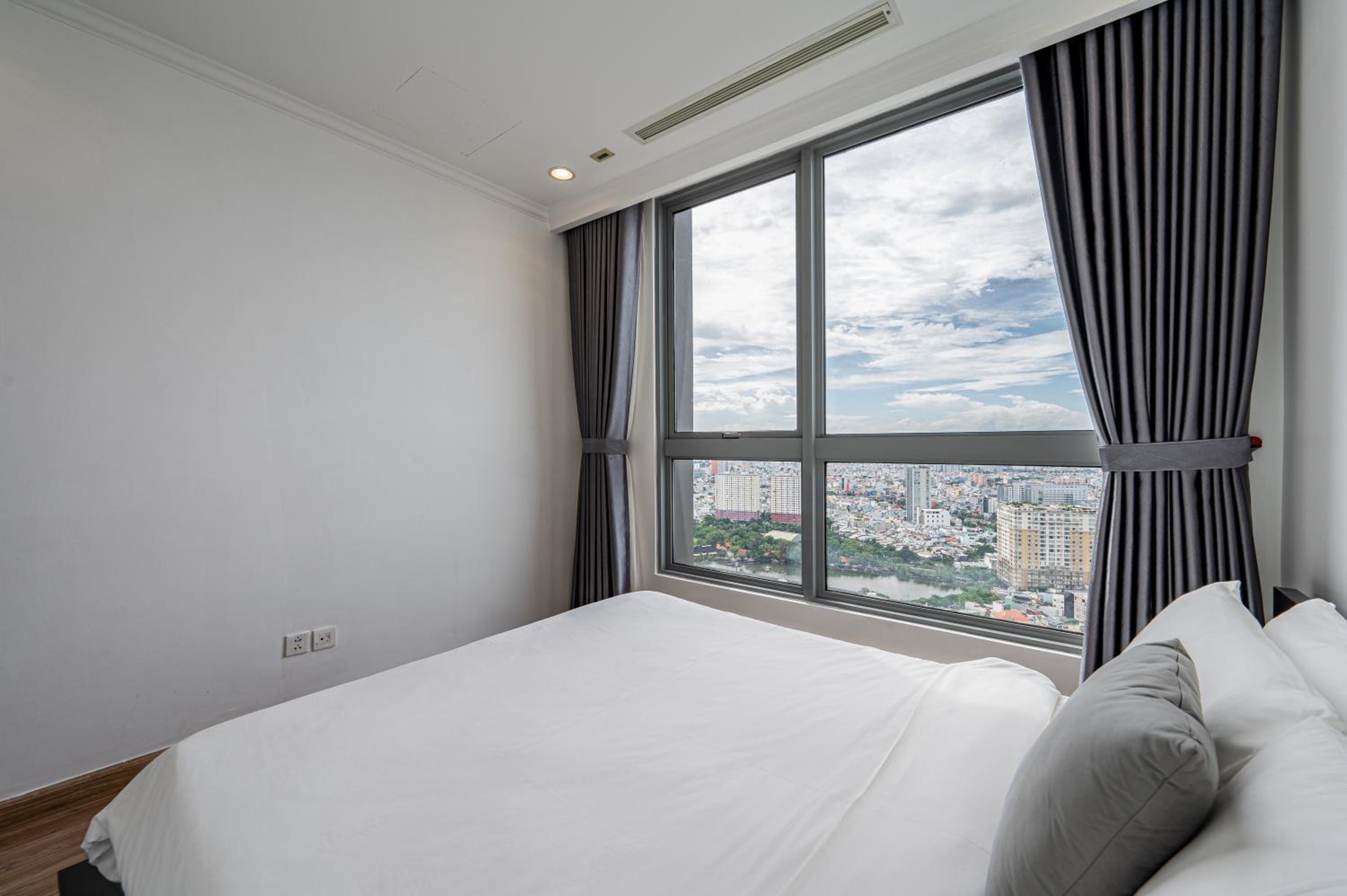 CR Concept Serviced Apartment - Vinhomes and Landmark 81