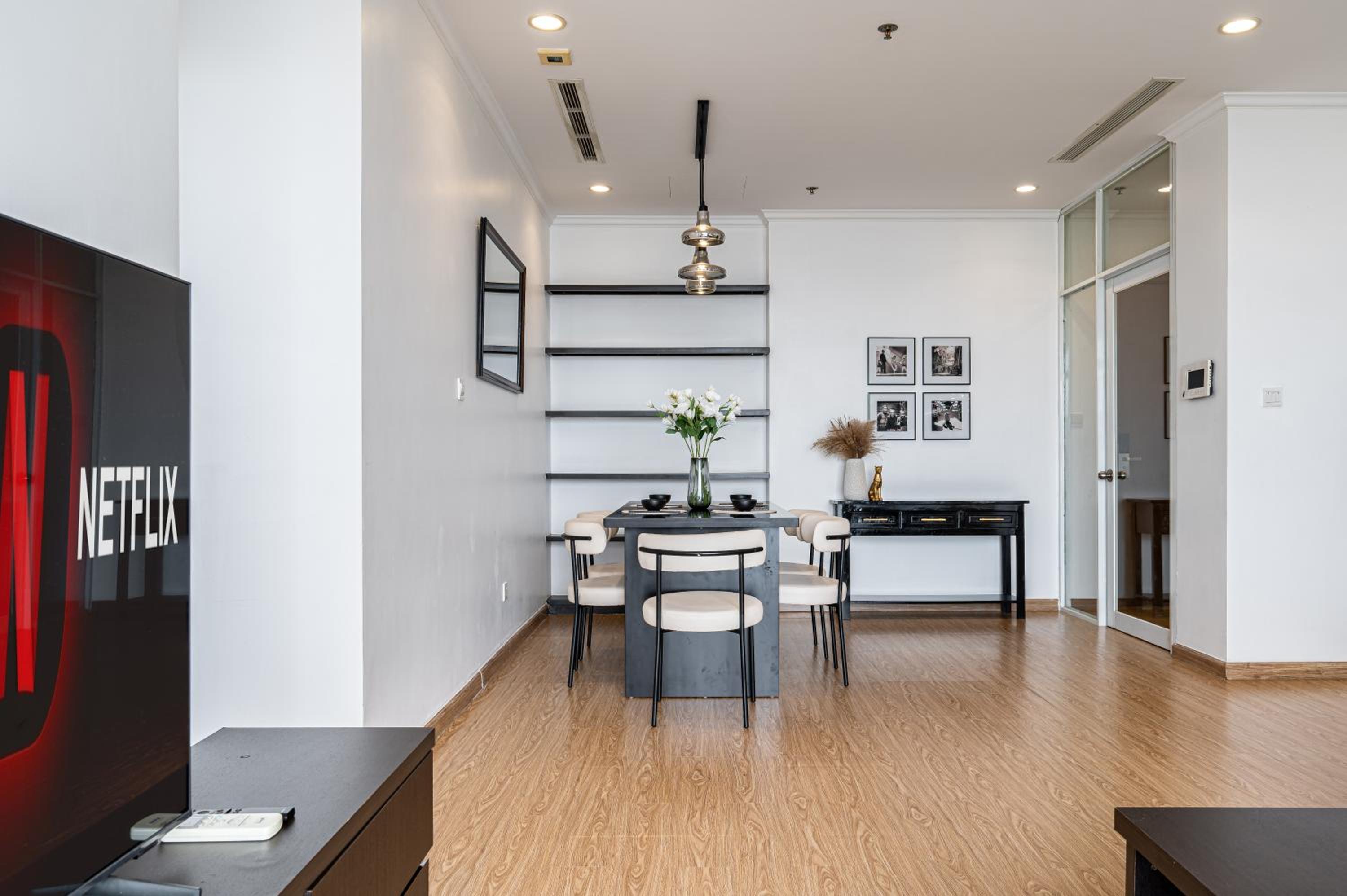CR Concept Serviced Apartment - Vinhomes and Landmark 81
