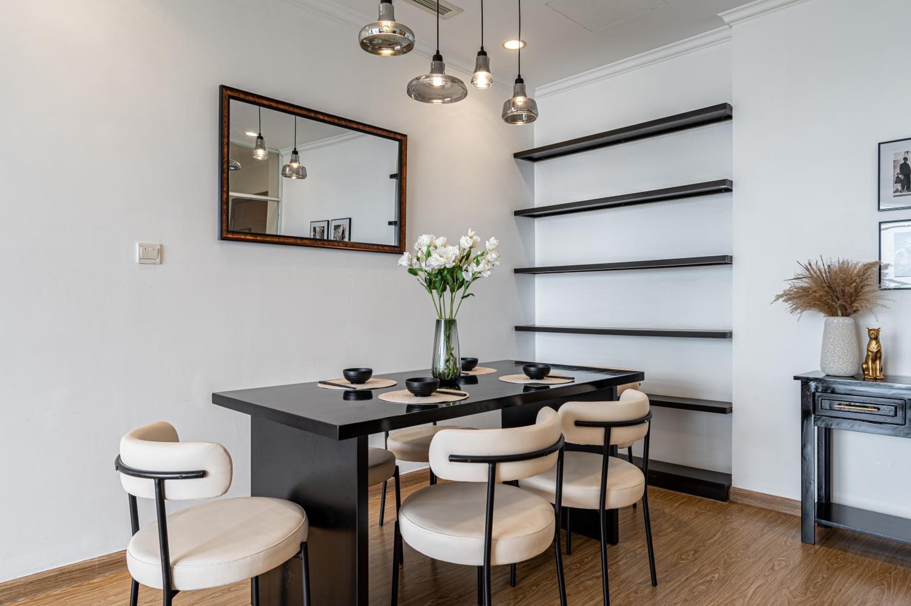 CR Concept Serviced Apartment - Vinhomes and Landmark 81
