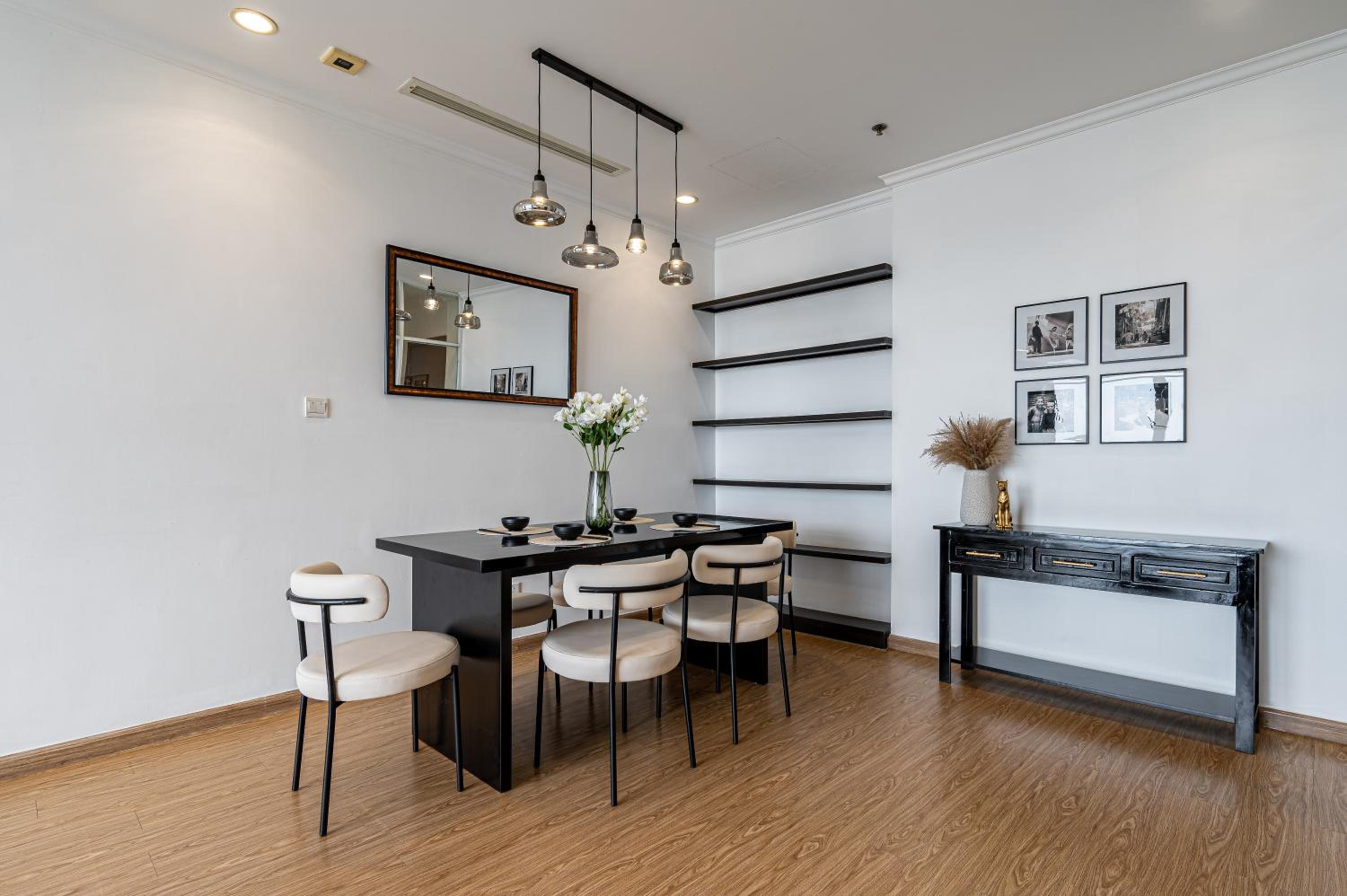 CR Concept Serviced Apartment - Vinhomes and Landmark 81