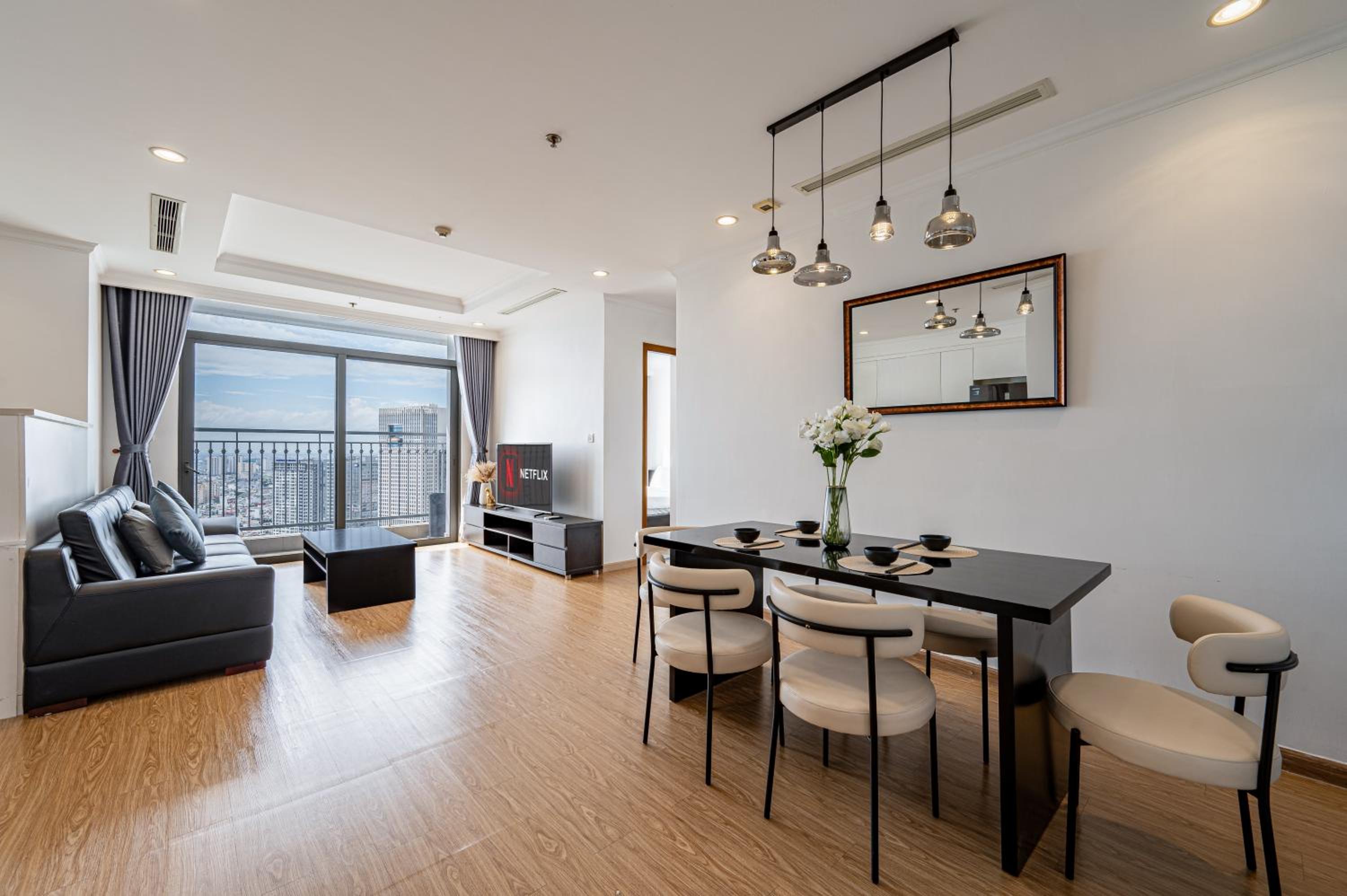 CR Concept Serviced Apartment - Vinhomes and Landmark 81