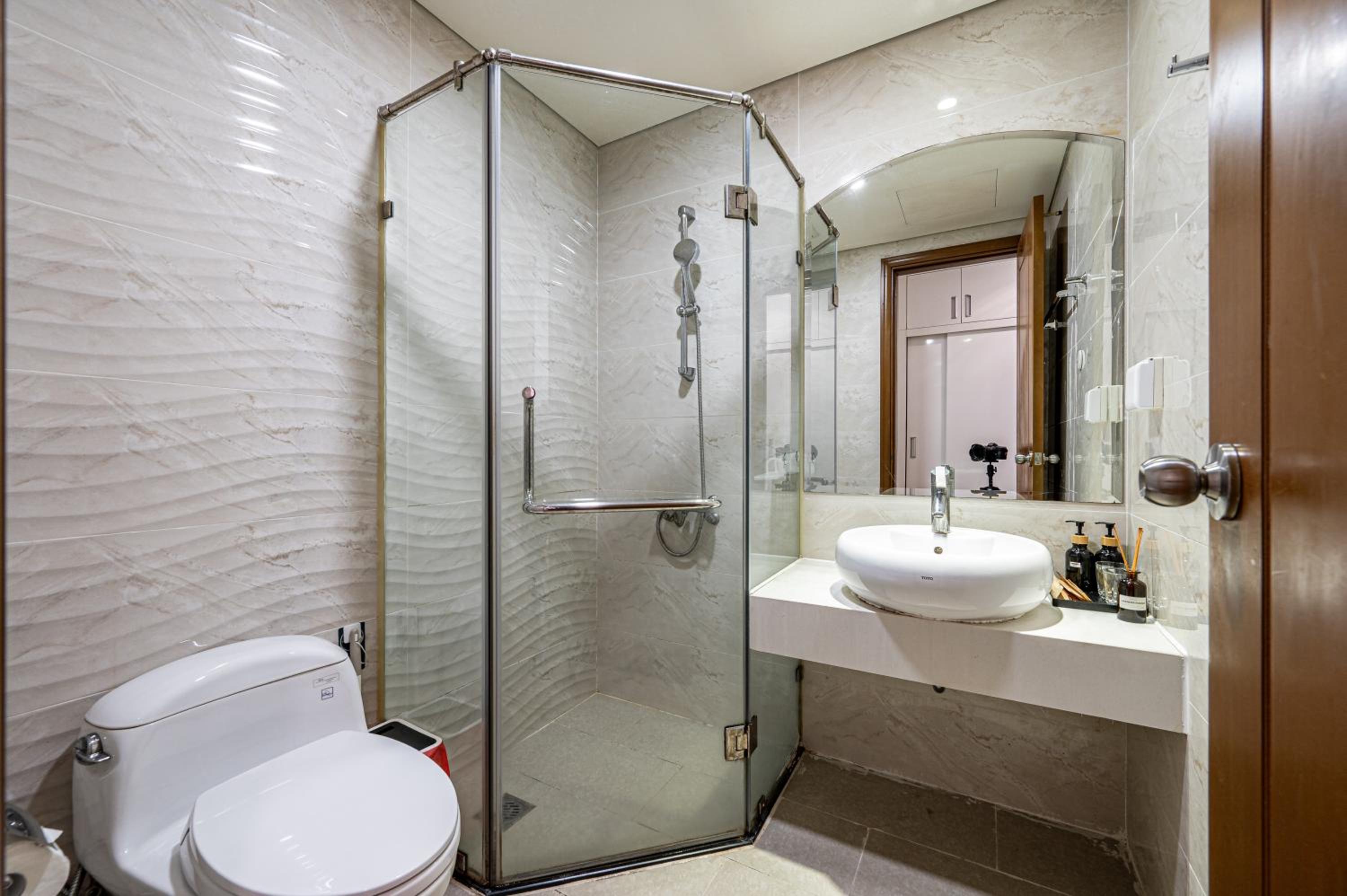 CR Concept Serviced Apartment - Vinhomes and Landmark 81