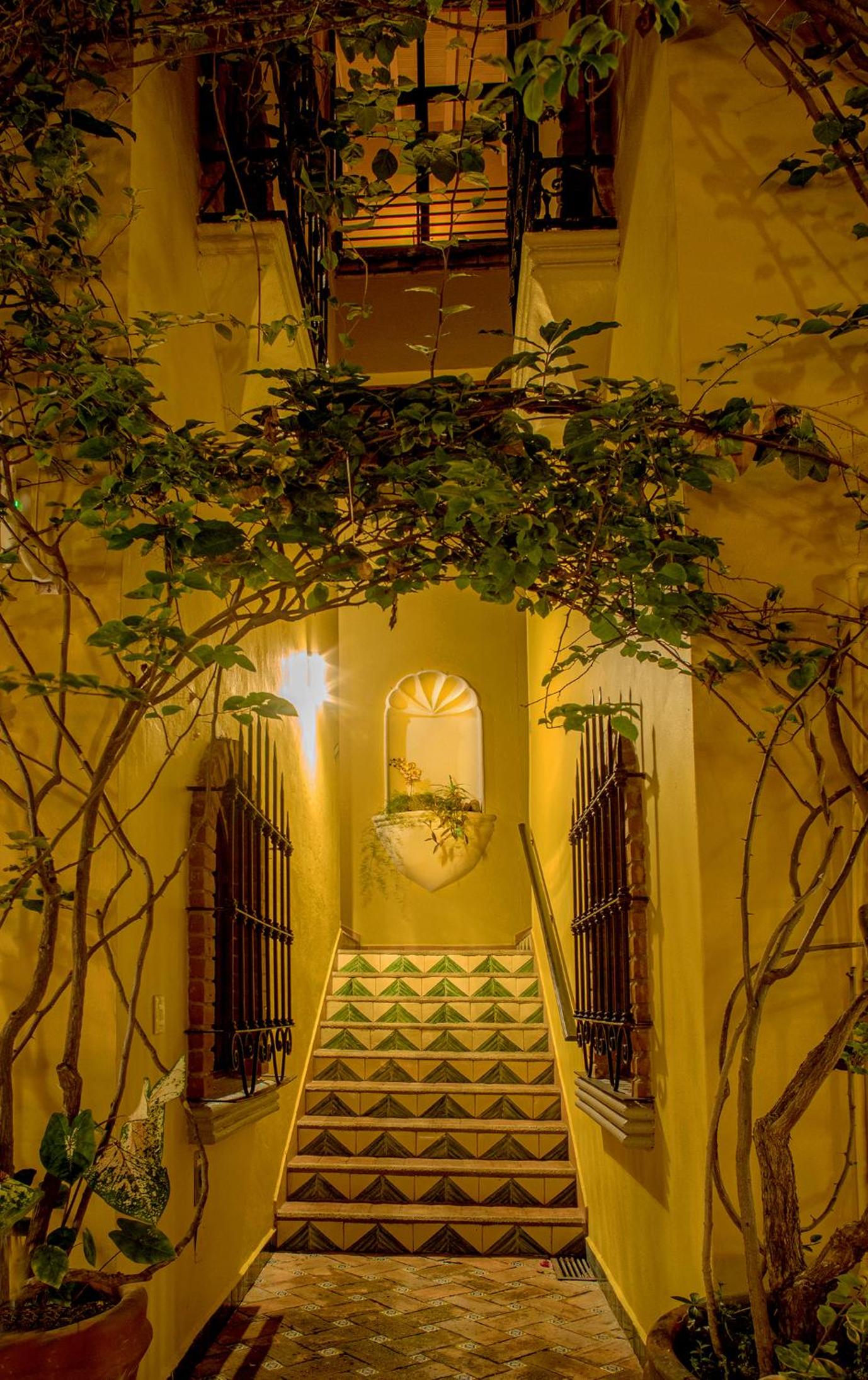 Hotel Suites La Hacienda - Image 1