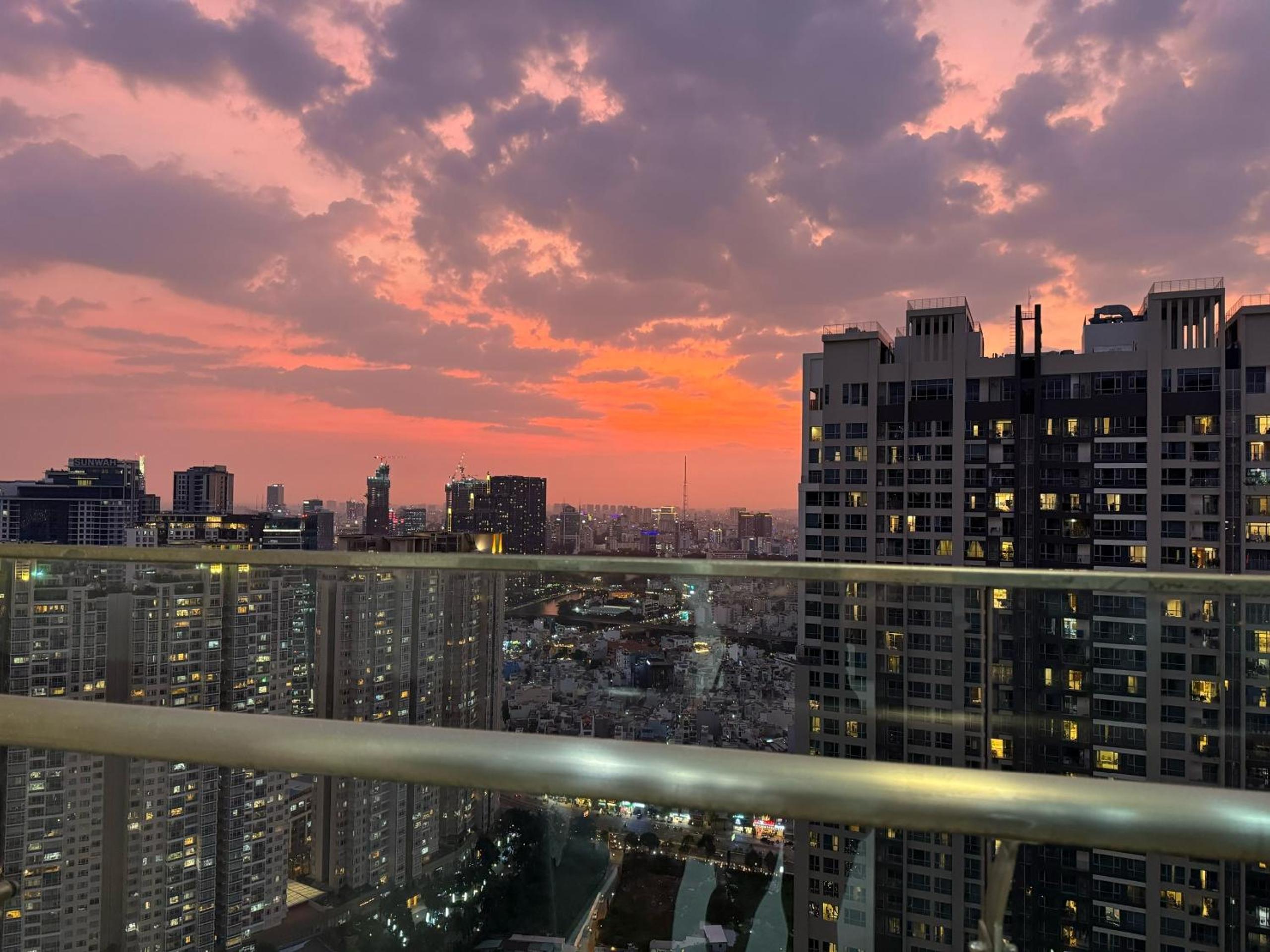 CR Concept Serviced Apartment - Vinhomes and Landmark 81