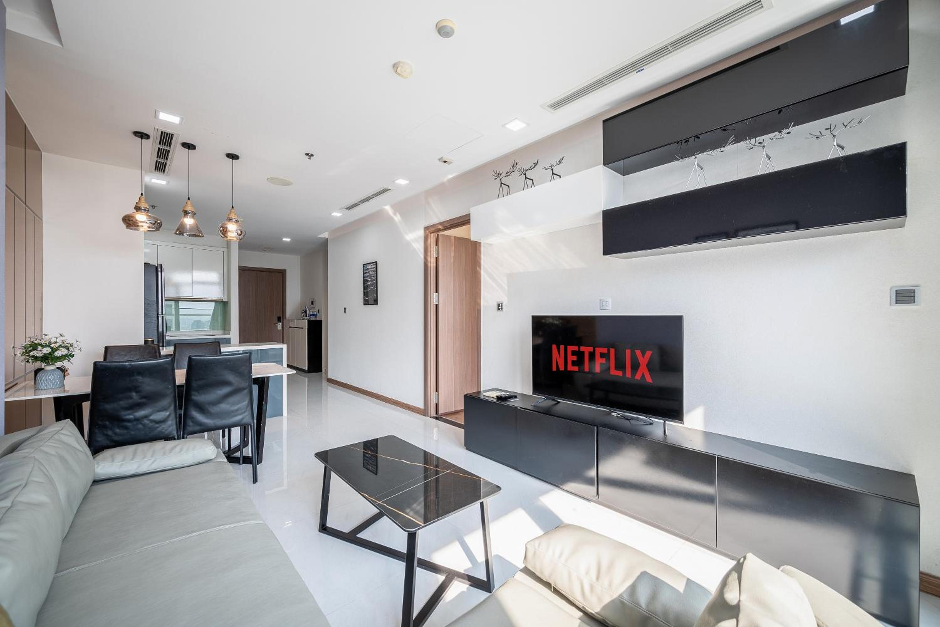 CR Concept Serviced Apartment - Vinhomes and Landmark 81