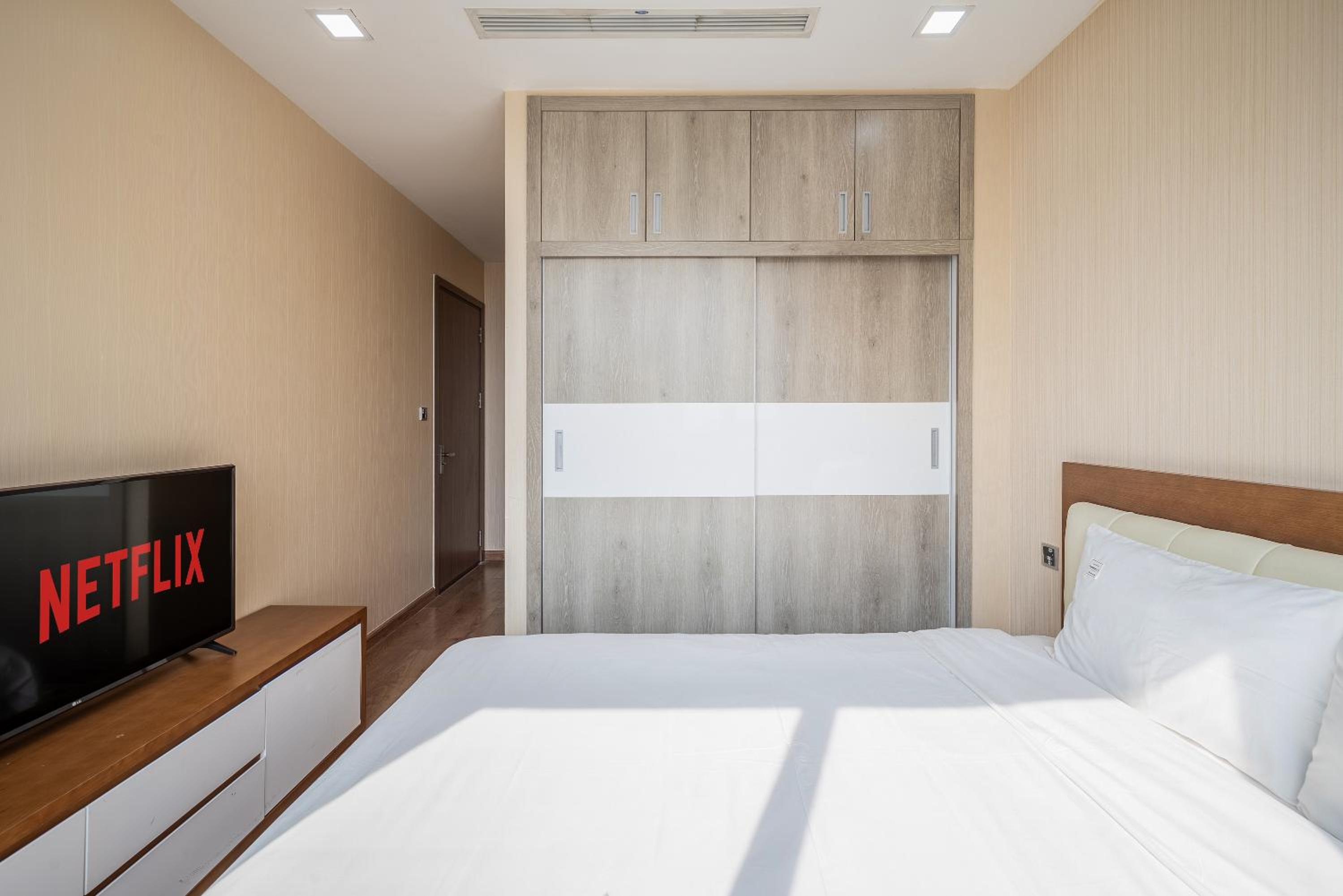 CR Concept Serviced Apartment - Vinhomes and Landmark 81