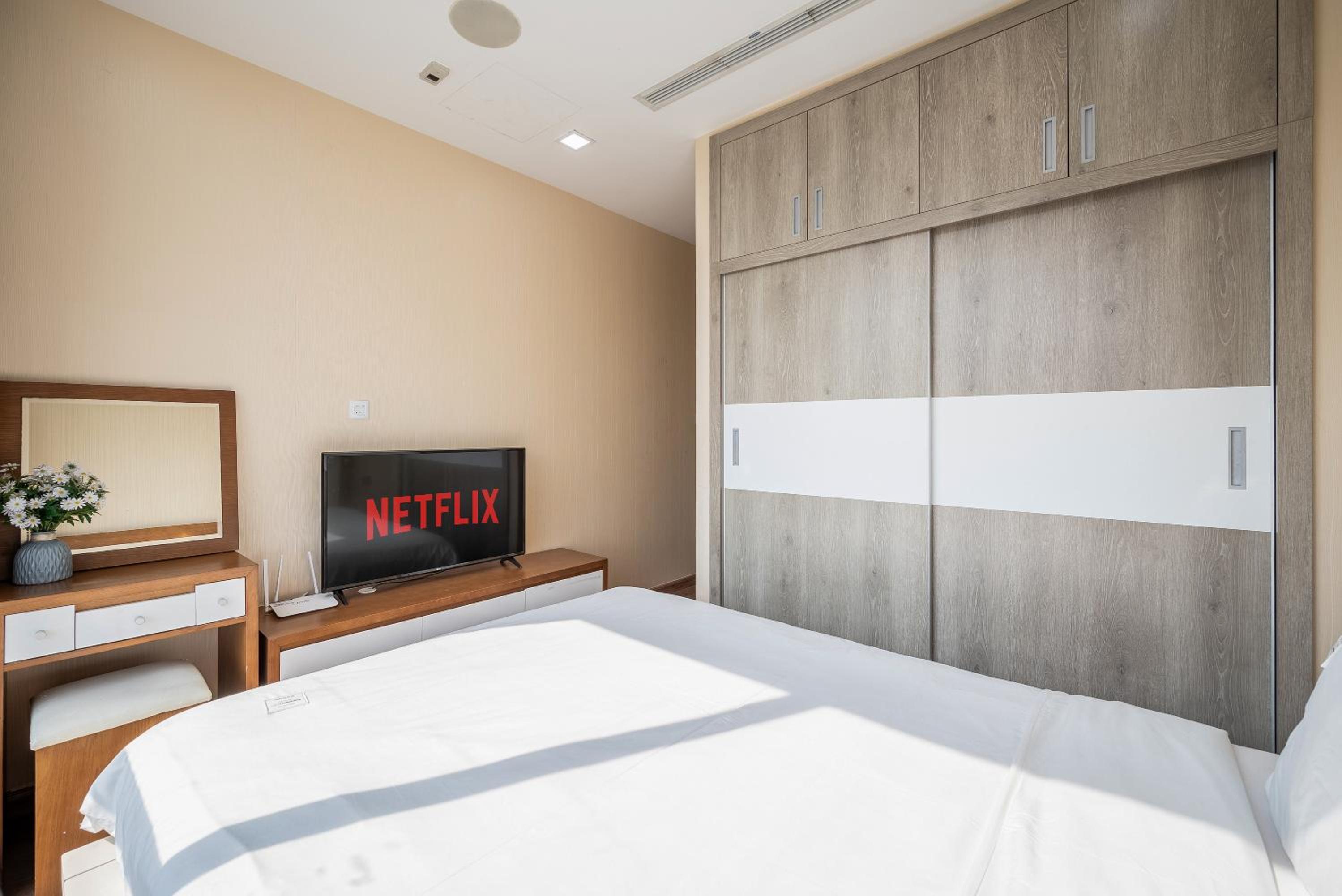 CR Concept Serviced Apartment - Vinhomes and Landmark 81