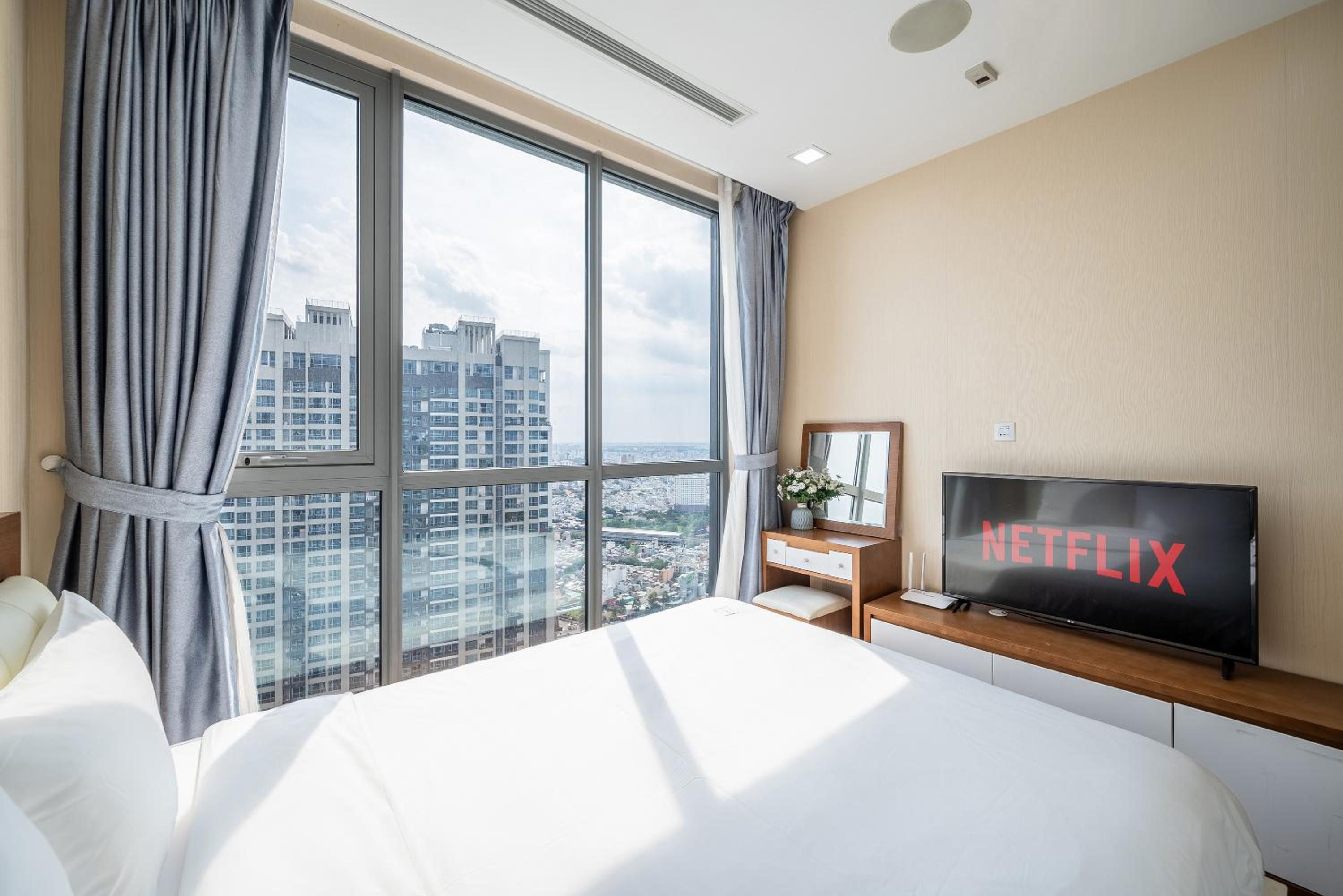 CR Concept Serviced Apartment - Vinhomes and Landmark 81