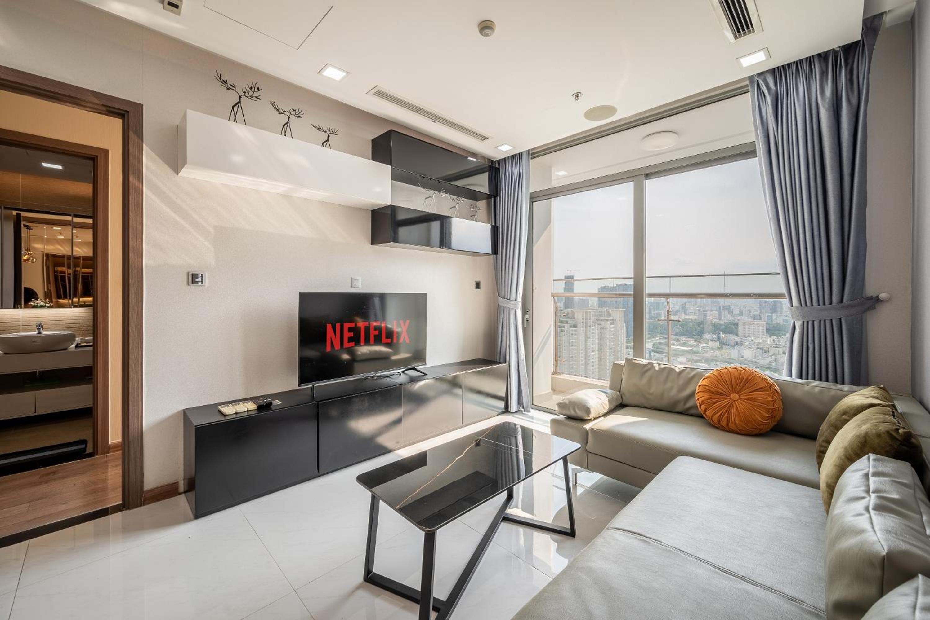 CR Concept Serviced Apartment - Vinhomes and Landmark 81