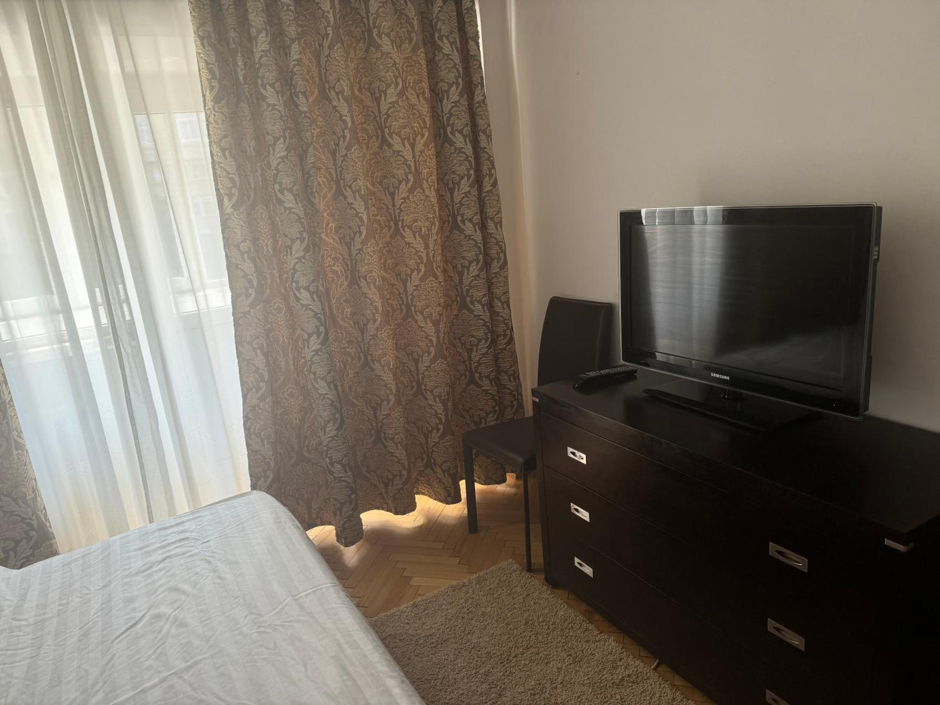 Decebal apartment overlooking the boulevard view 5