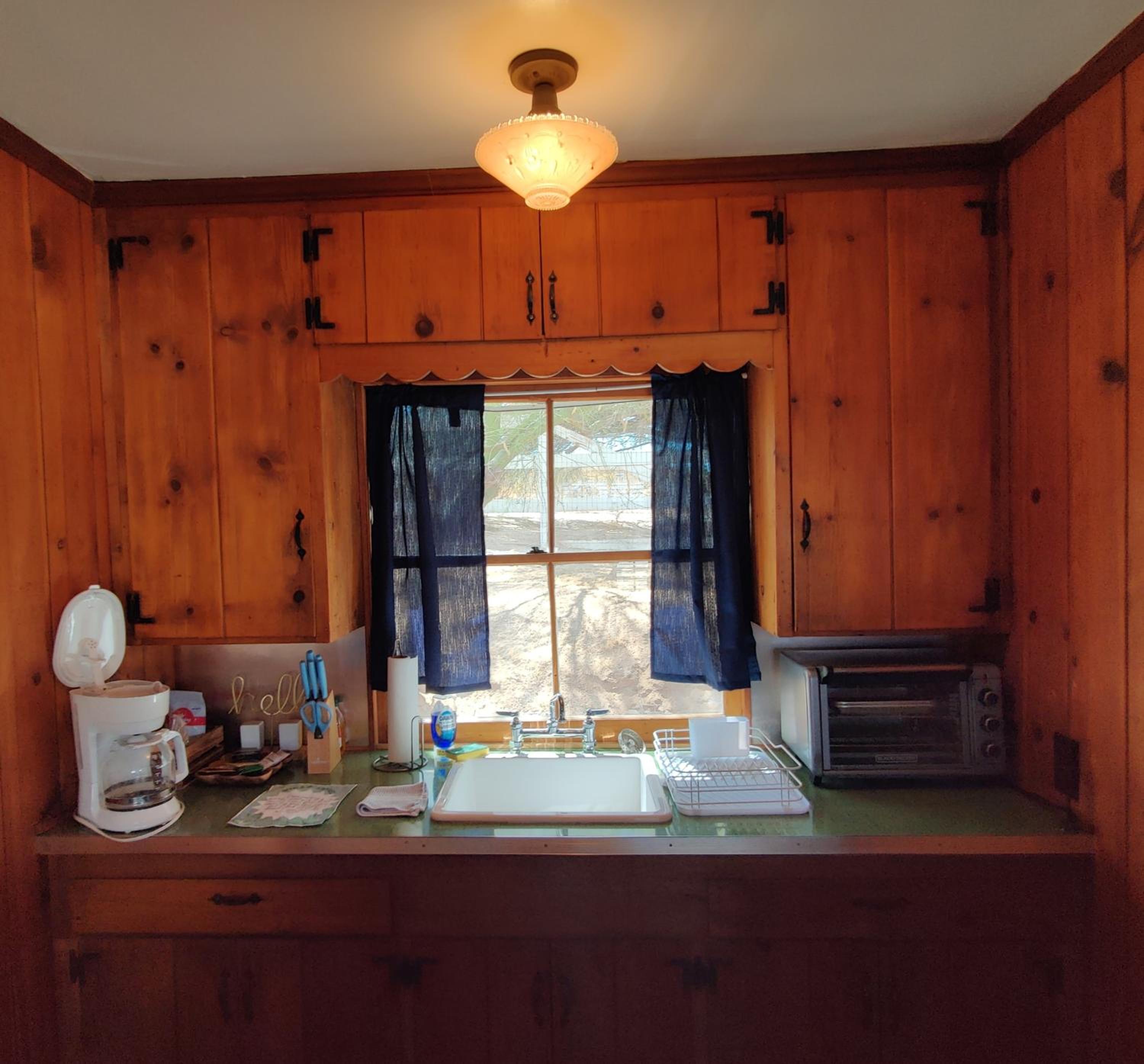 Room 4 - Downtown Joshua Tree Motel - Pet Friendly - Walk to Shops & Visitor Center, Minutes to Park Entrance view 4