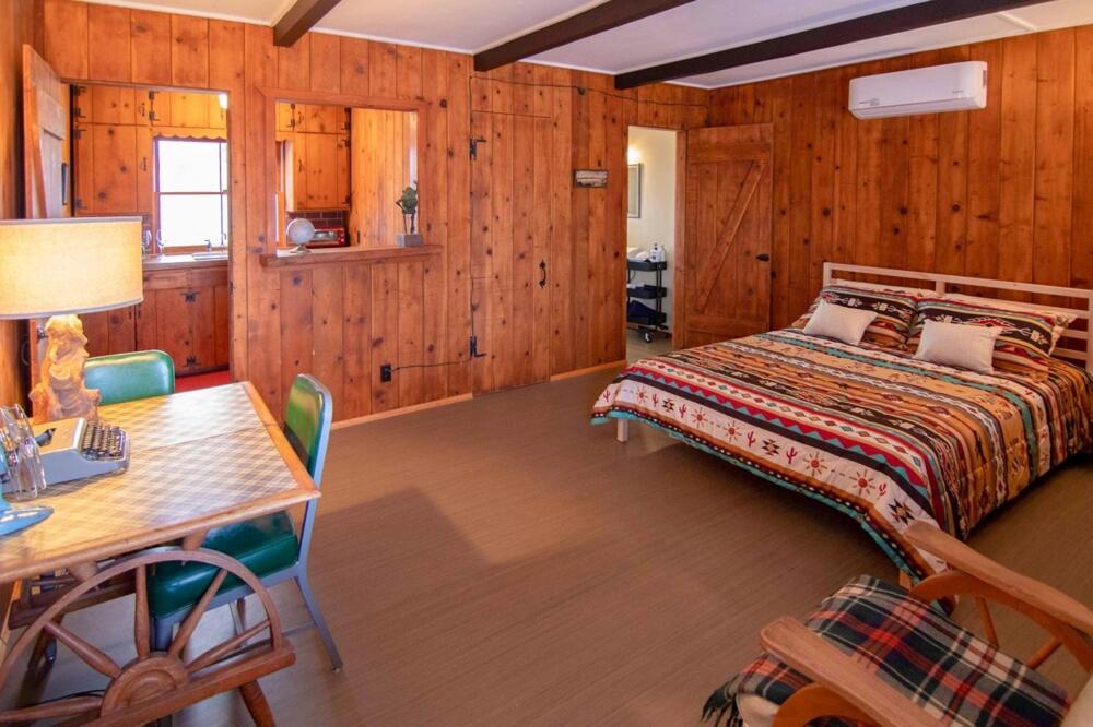 Room 4 - Downtown Joshua Tree Motel - Pet Friendly - Walk to Shops & Visitor Center, Minutes to Park Entrance view 3