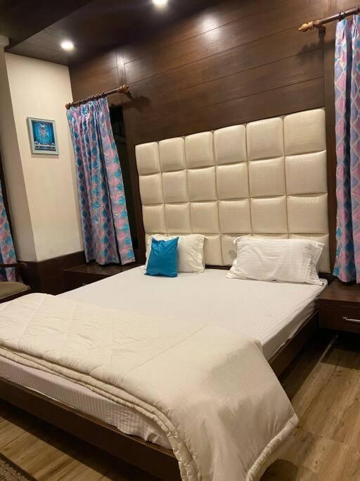 Dawn Suite - 1 BR in mussoorie with fireplace by Homeyhuts view 2