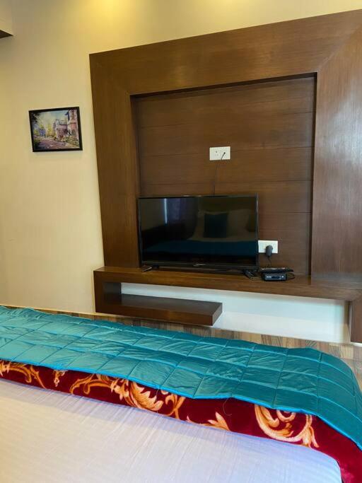 Dawn Suite - 1 BR in mussoorie with fireplace by Homeyhuts view 4