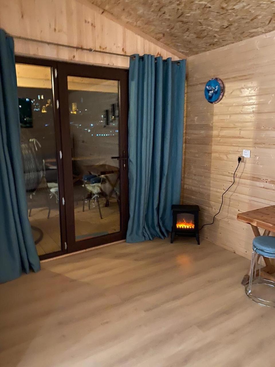 Cottage Cozy Side with Stunning Mountain View