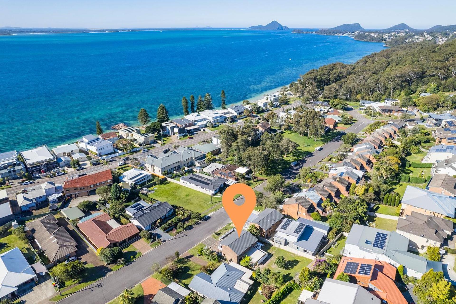 Hanks Corlette House, 49 Pantowora St - pet friendly, air con, boat parking, Wi-Fi