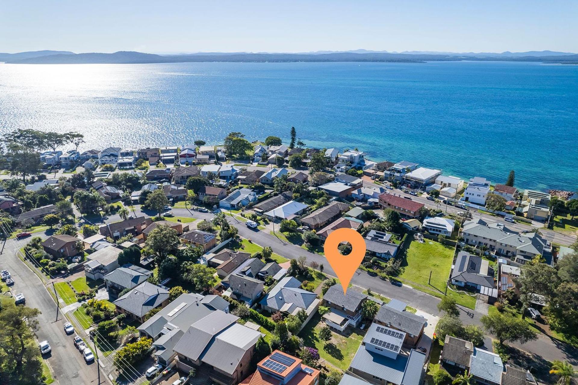 Hanks Corlette House, 49 Pantowora St - pet friendly, air con, boat parking, Wi-Fi