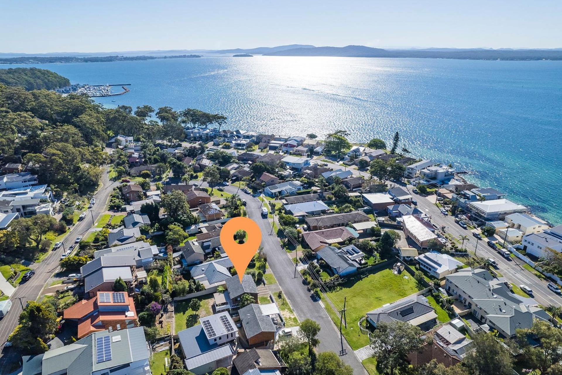 Hanks Corlette House, 49 Pantowora St - pet friendly, air con, boat parking, Wi-Fi