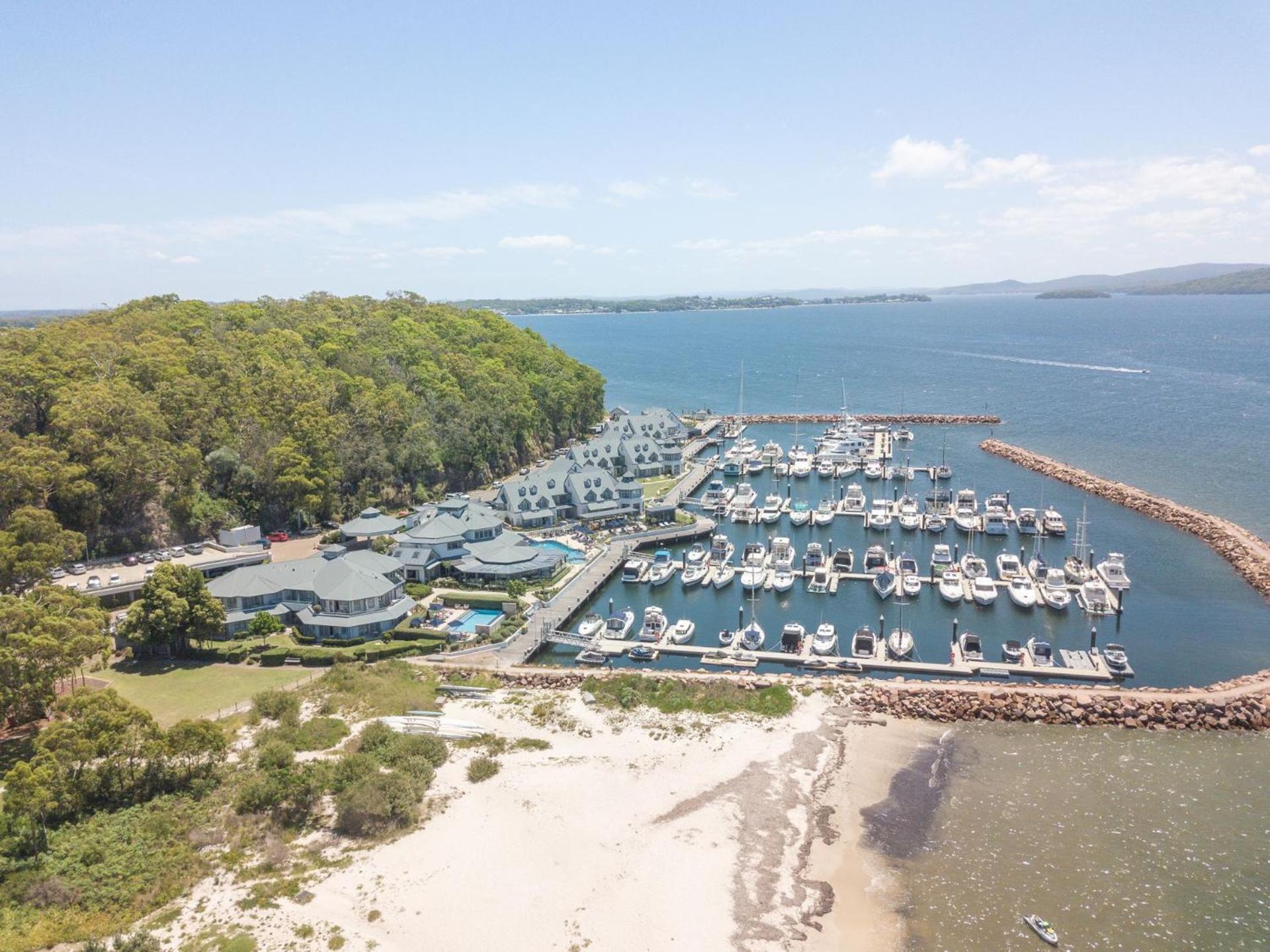 Hanks Corlette House, 49 Pantowora St - pet friendly, air con, boat parking, Wi-Fi