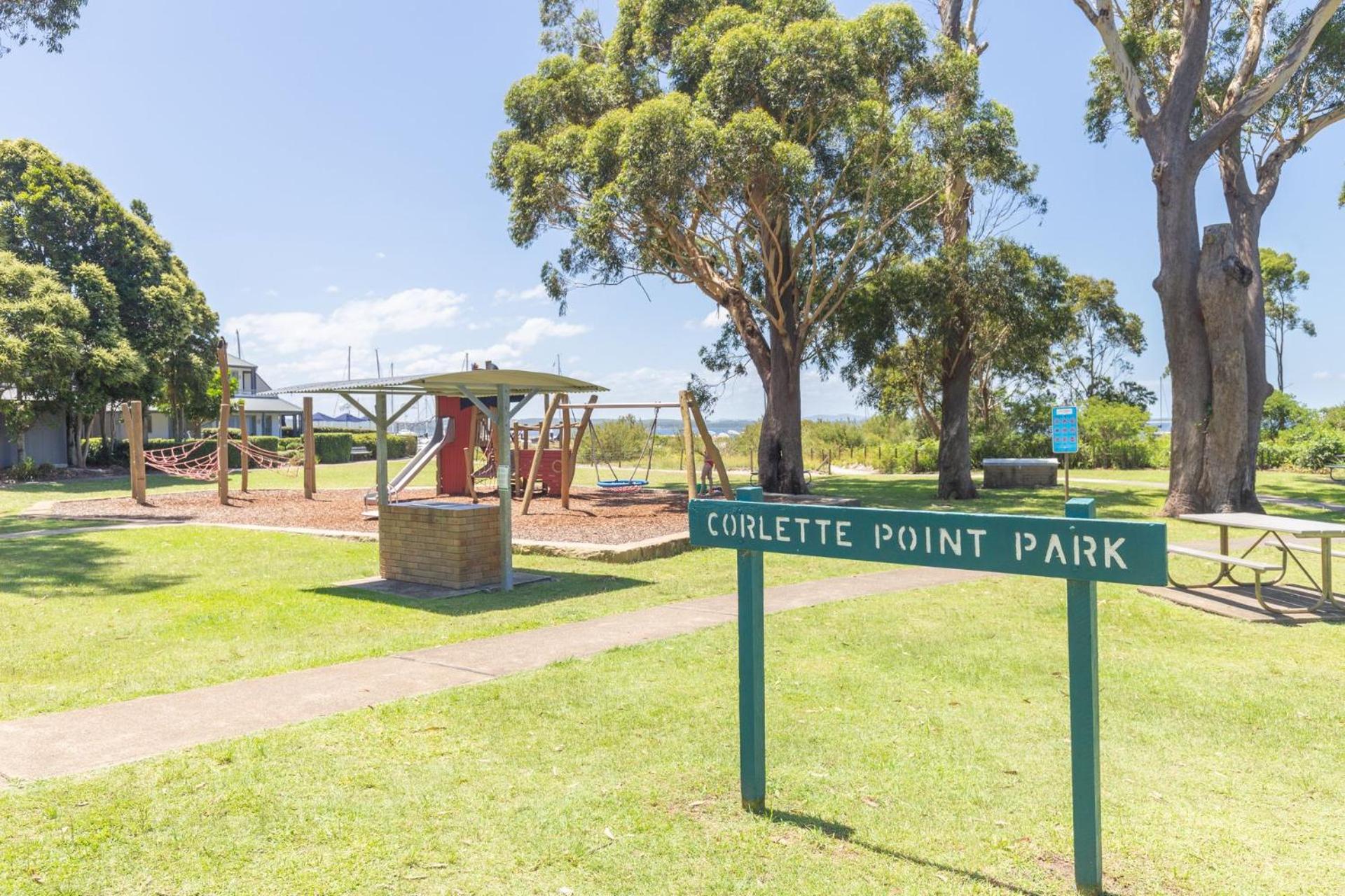 Hanks Corlette House, 49 Pantowora St - pet friendly, air con, boat parking, Wi-Fi