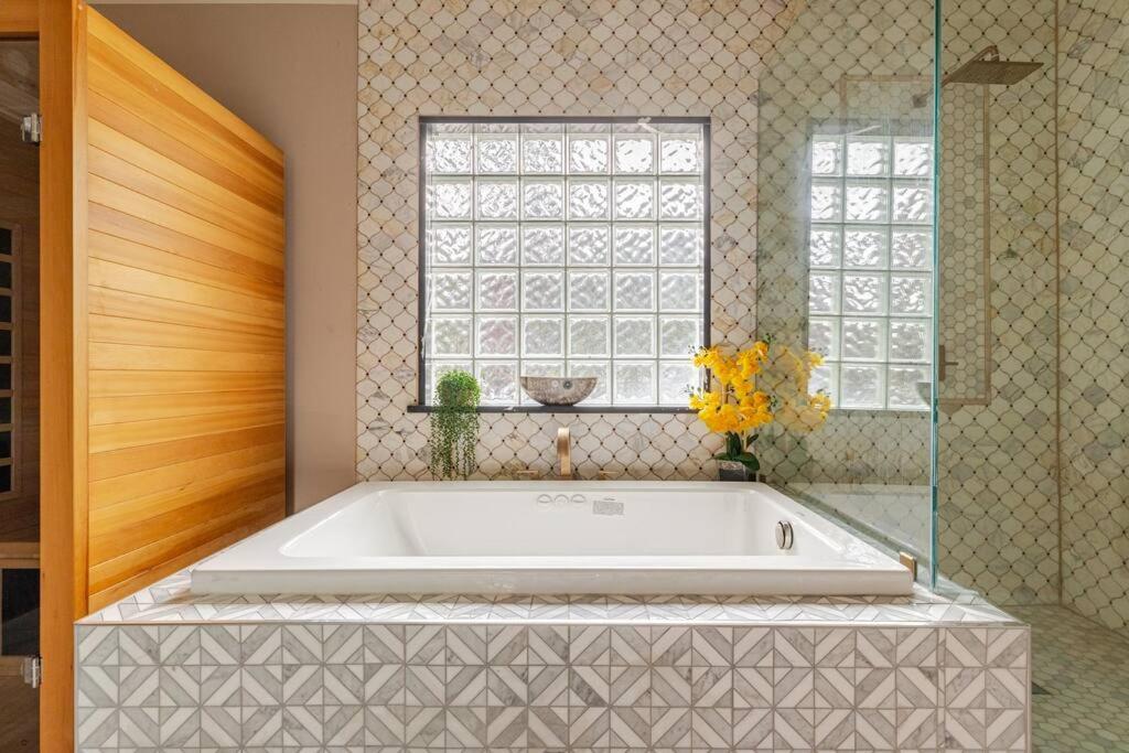 AFRA Home with huge garden Houston, Texas