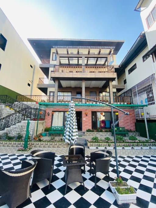 Sunrise Suite - 1BR suite with Kitchen & patio by Homeyhuts view 3