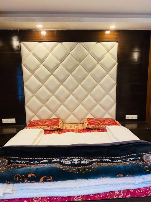 Sunrise Suite - 1BR suite with Kitchen & patio by Homeyhuts view 5