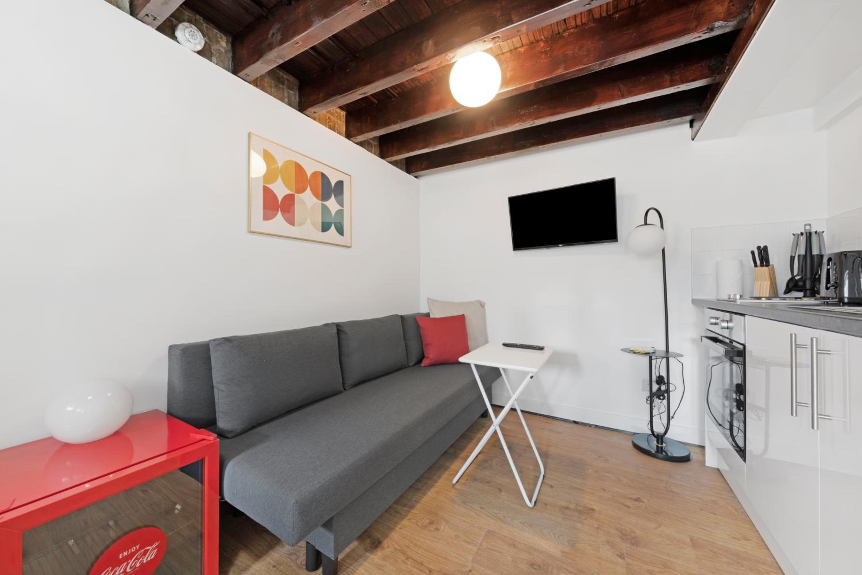 Archway Station Studio - inexpensive pied-à-terre view 2