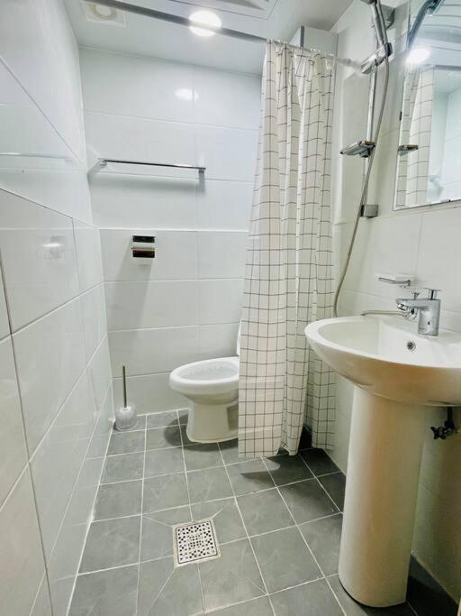 It's So Blue Studio Apartment in Sinchon view 4
