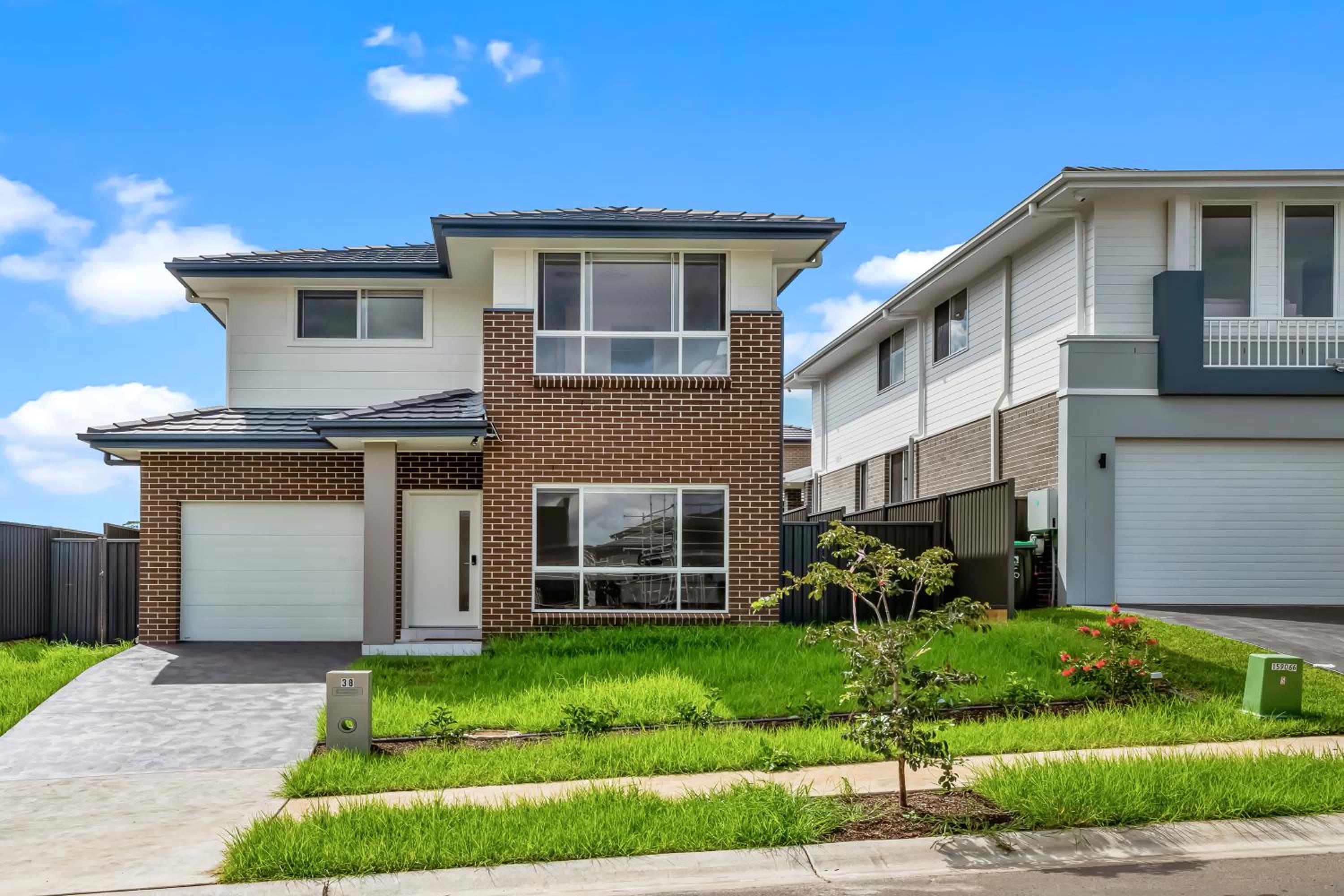 Leppington Two-Level 4Br near Village & Woolworths