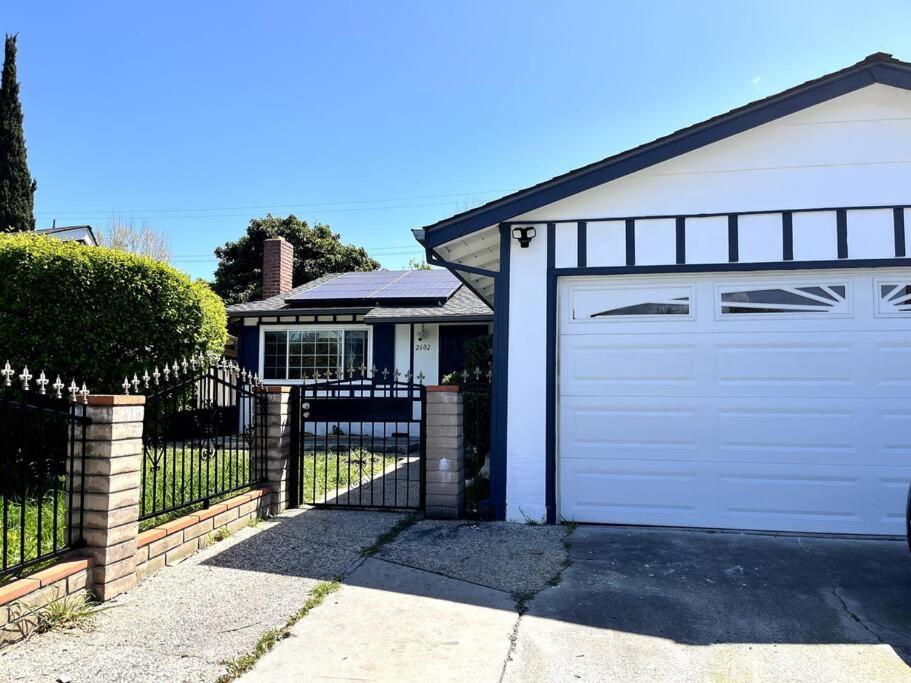 Newark Vacations - Chic and Modern 3B2Bath Retreat - Property Image 1