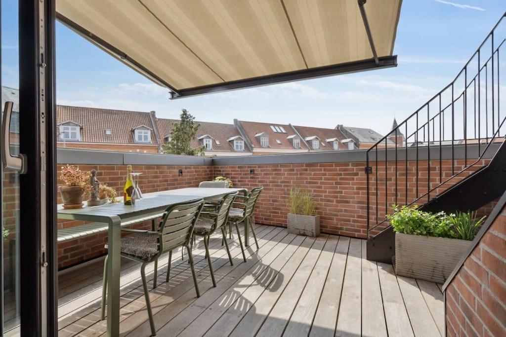 Byhus midt i byen m tagterrasse view 2