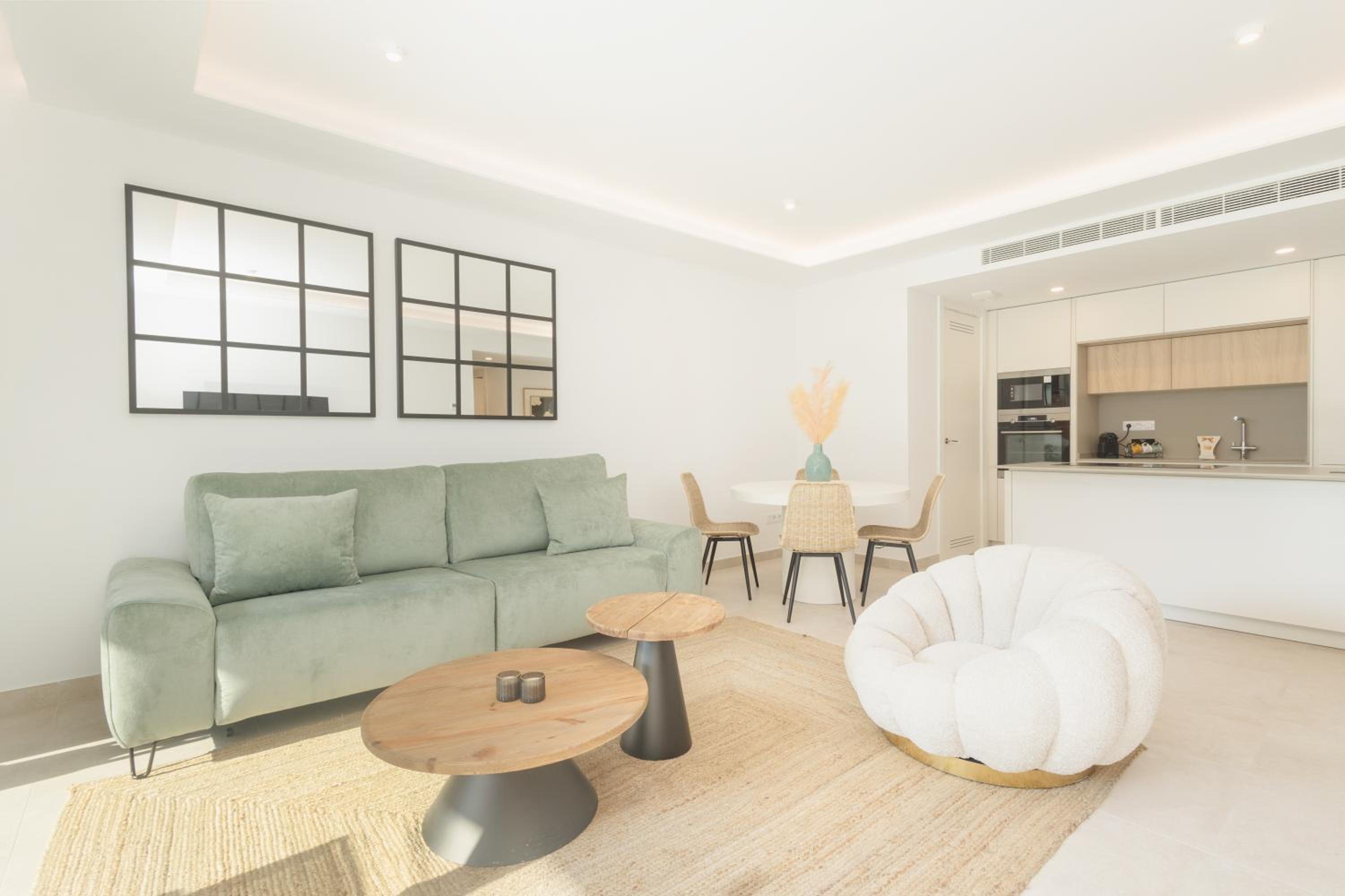 Brand-new beachside apartment, with spacious terrace and exceptional amenities, in Fuengirola