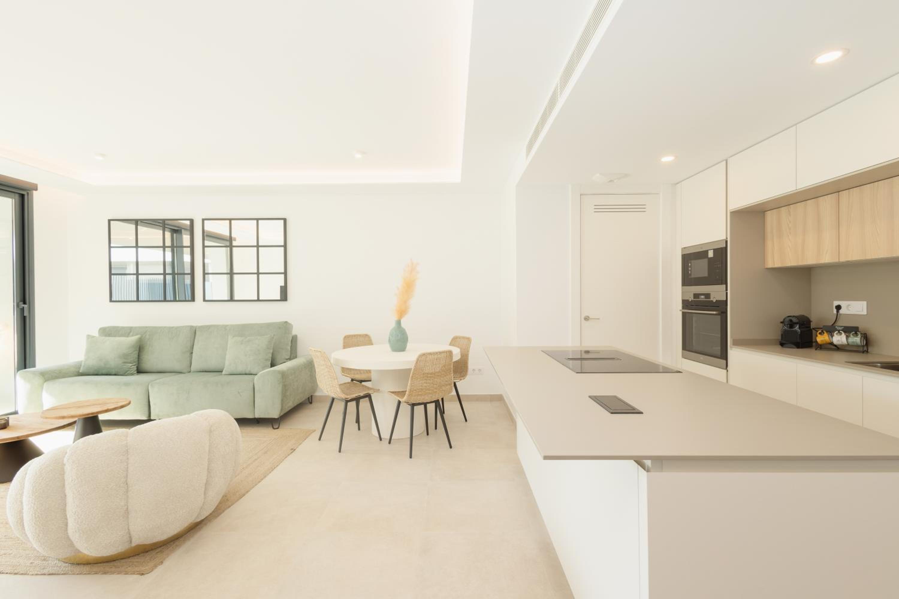 Brand-new beachside apartment, with spacious terrace and exceptional amenities, in Fuengirola