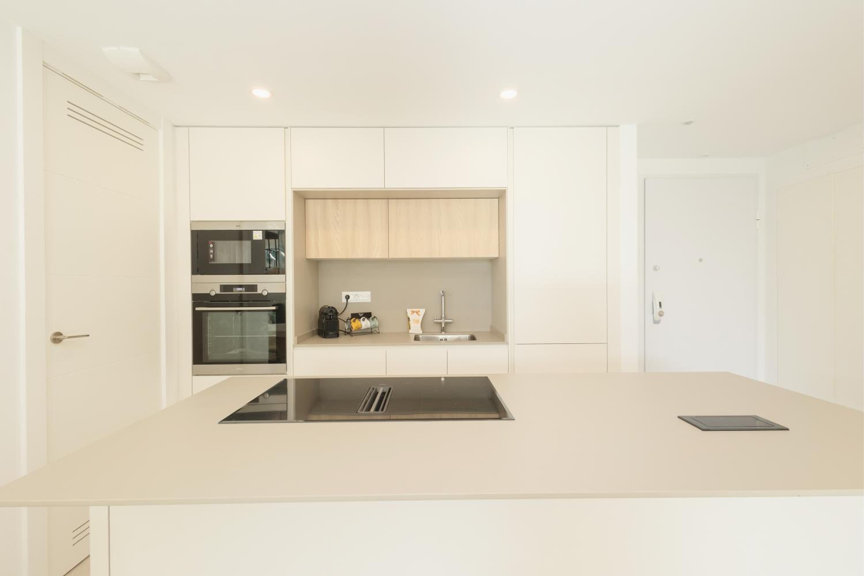 Brand-new beachside apartment, with spacious terrace and exceptional amenities, in Fuengirola