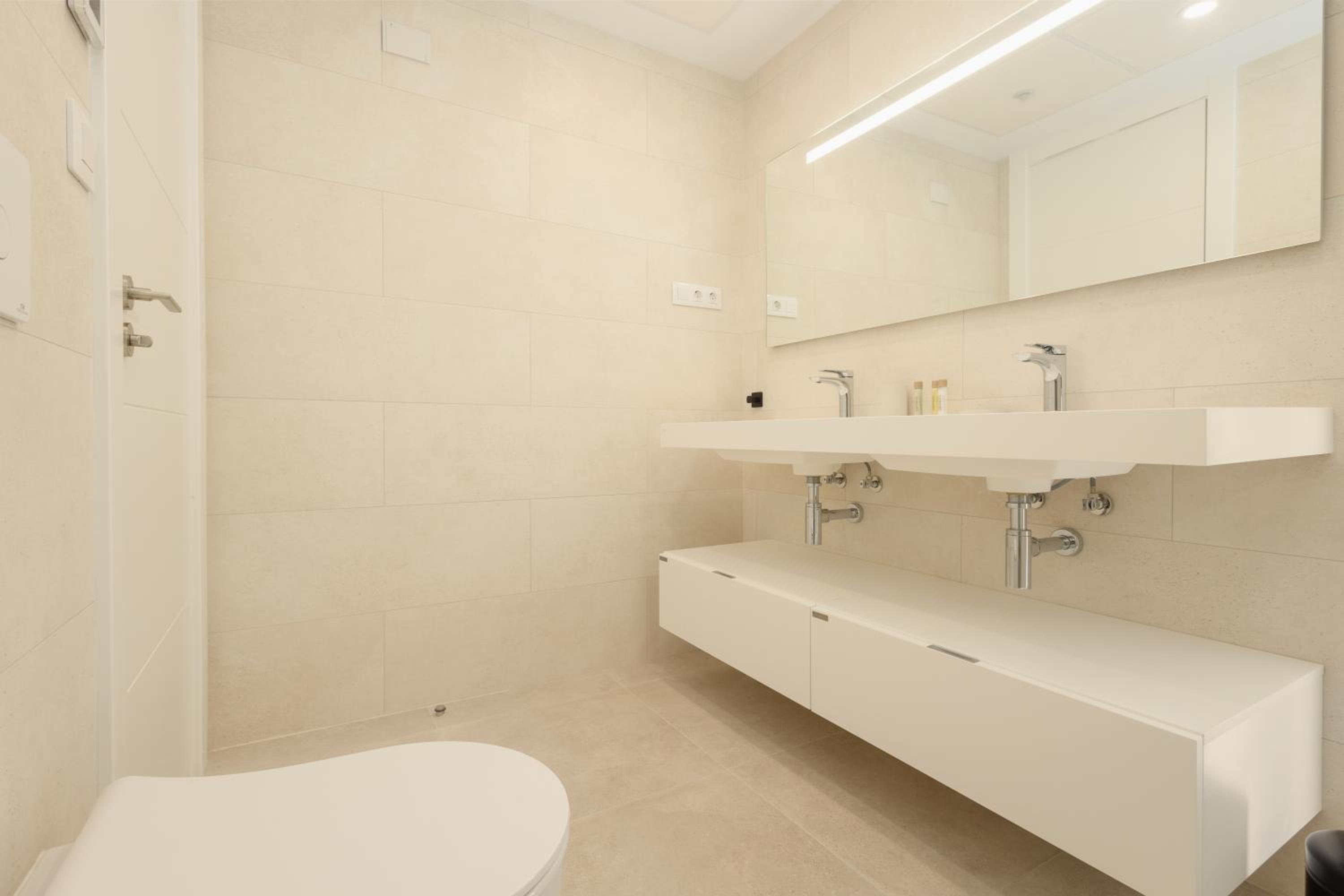 Brand-new beachside apartment, with spacious terrace and exceptional amenities, in Fuengirola