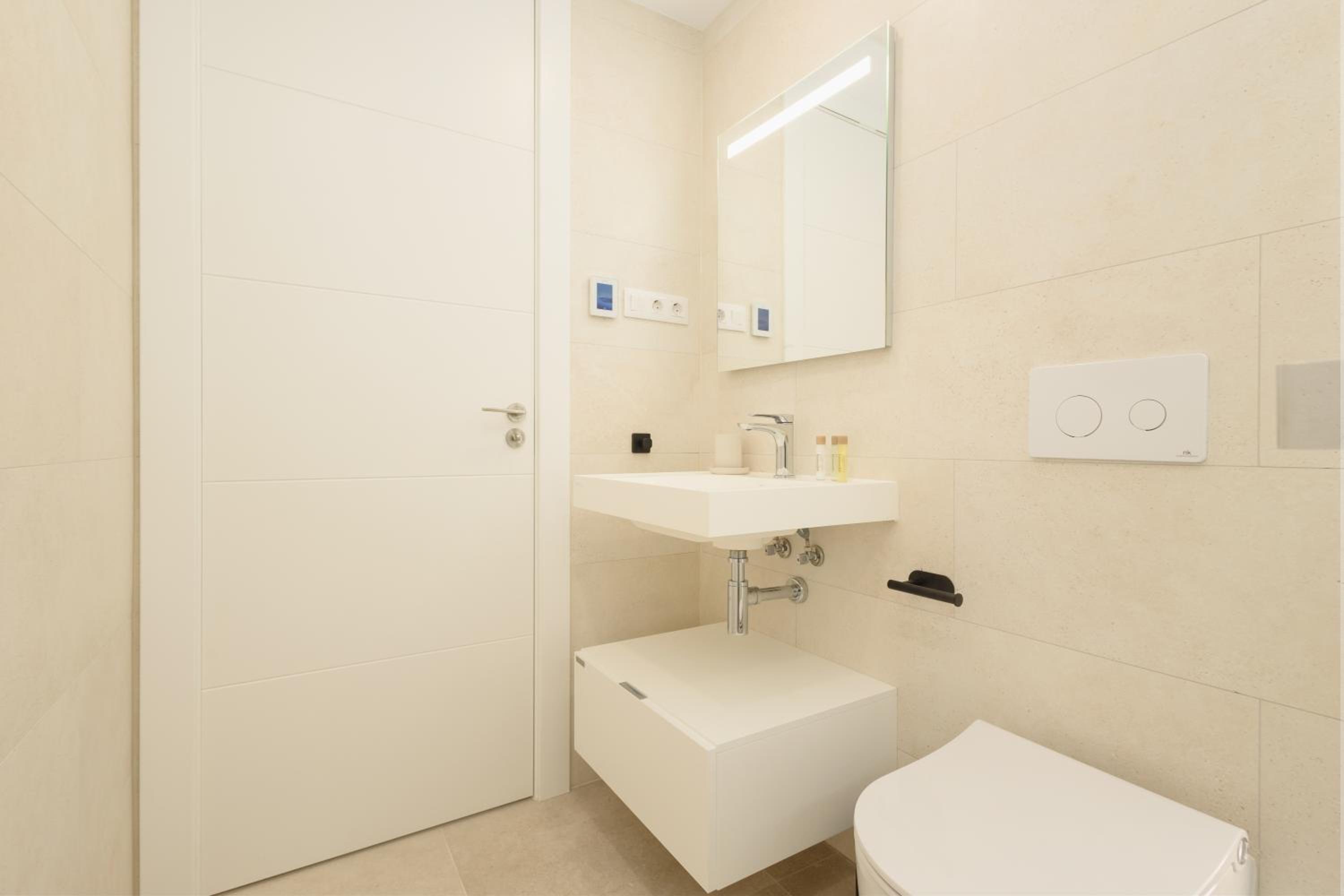 Brand-new beachside apartment, with spacious terrace and exceptional amenities, in Fuengirola
