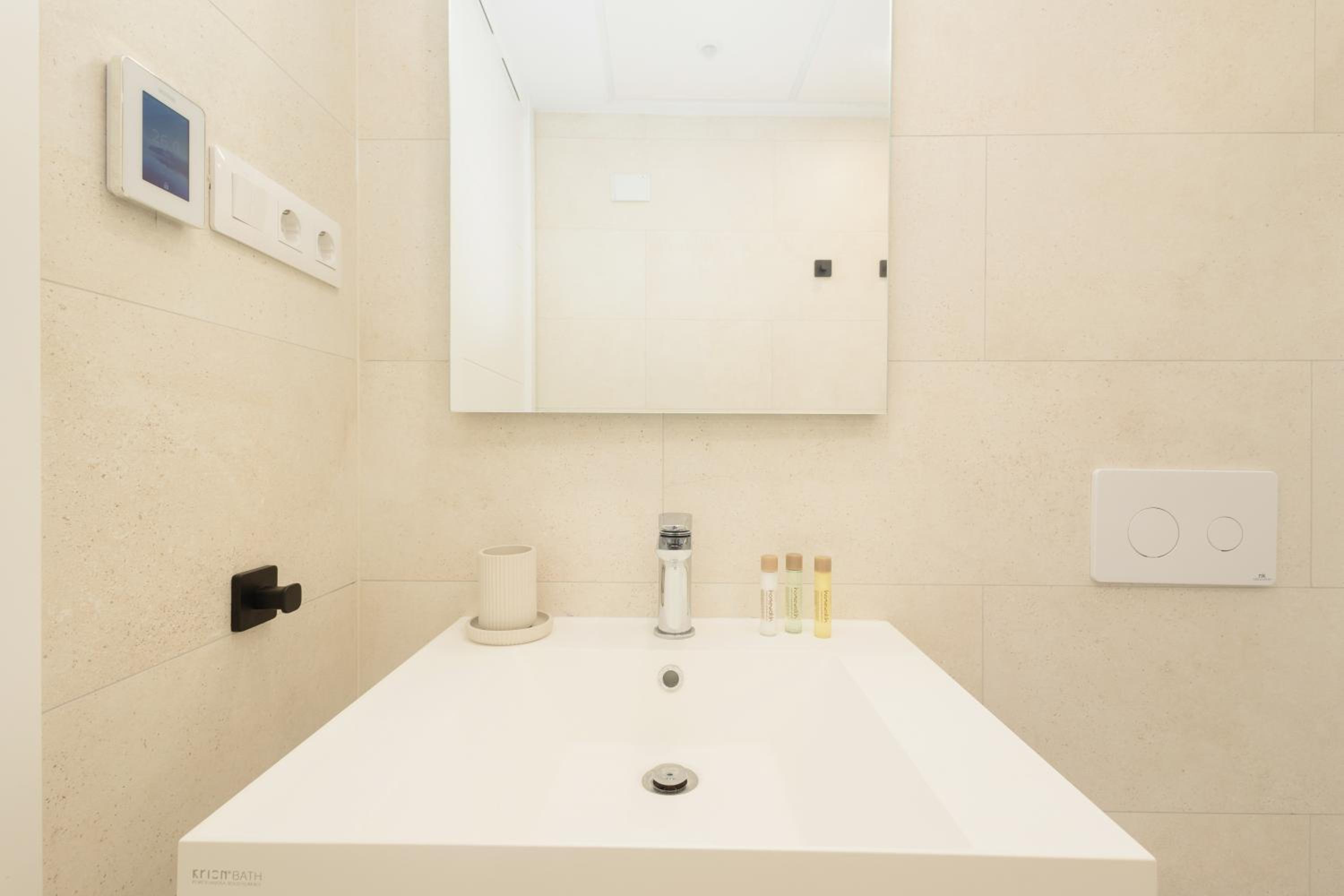 Brand-new beachside apartment, with spacious terrace and exceptional amenities, in Fuengirola