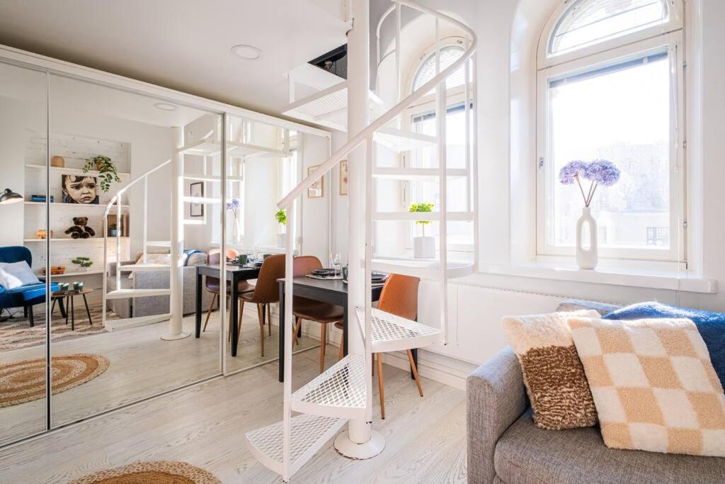 Central Lux Condo In Downtown