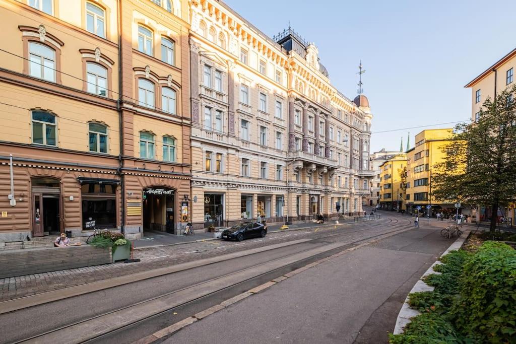 Central Lux Condo In Downtown
