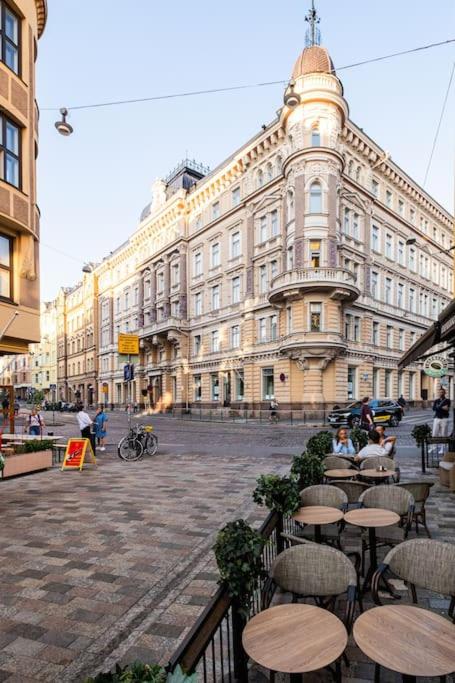 Central Lux Condo In Downtown
