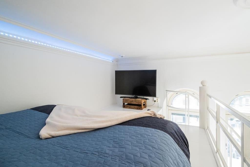 Central Lux Condo In Downtown