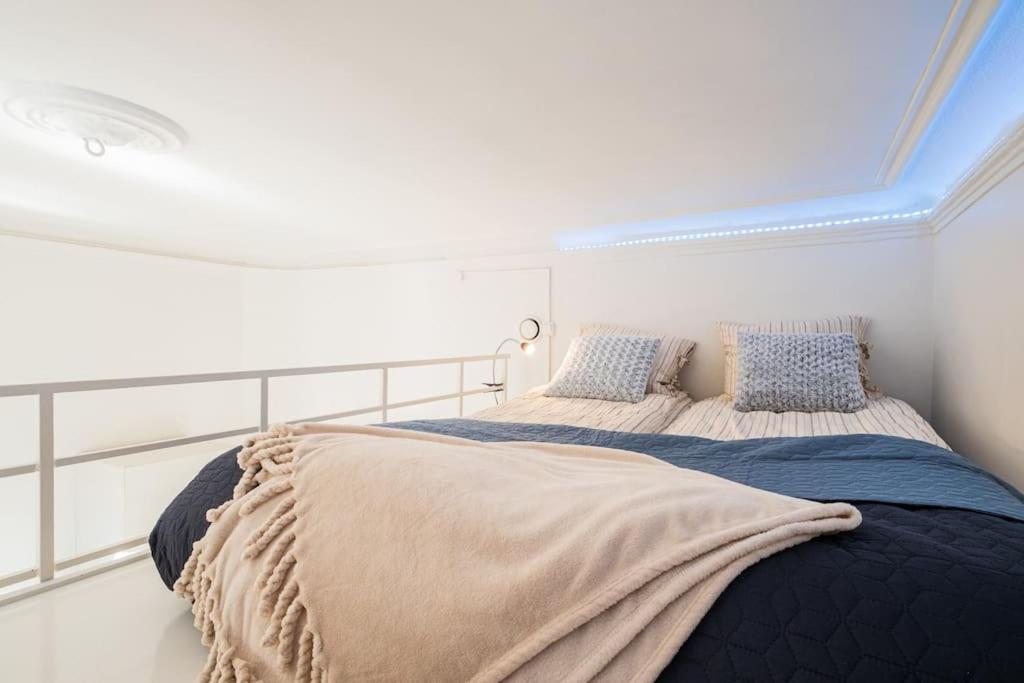 Central Lux Condo In Downtown