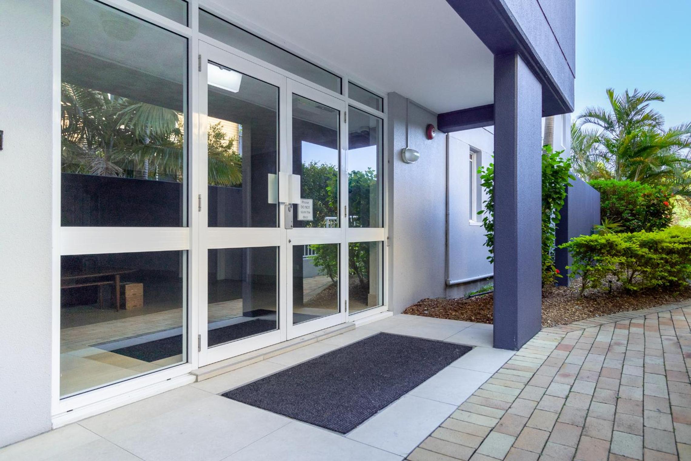 Freshly Renovated Modern Waterfront 1 Bedroom unit