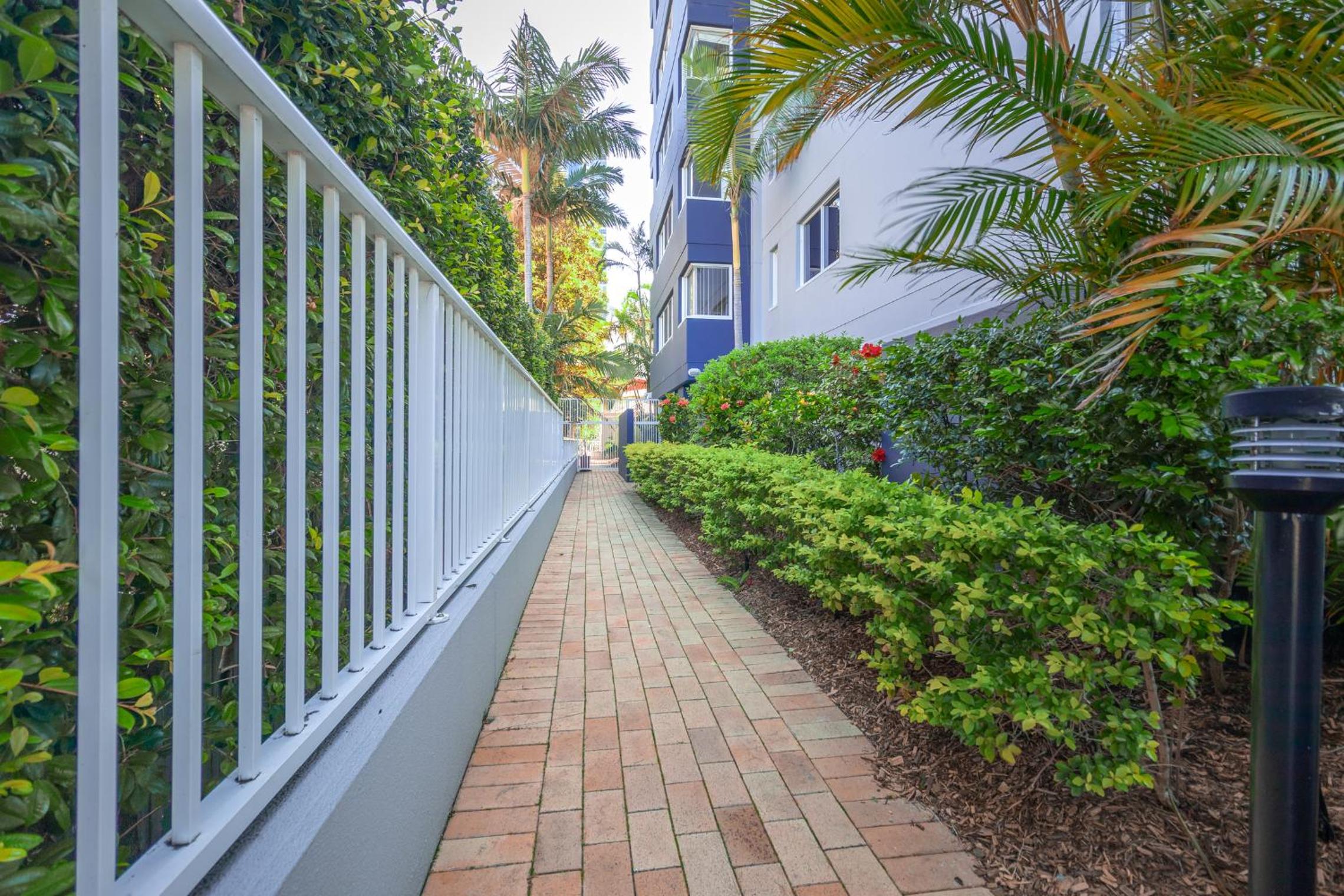 Freshly Renovated Modern Waterfront 1 Bedroom unit
