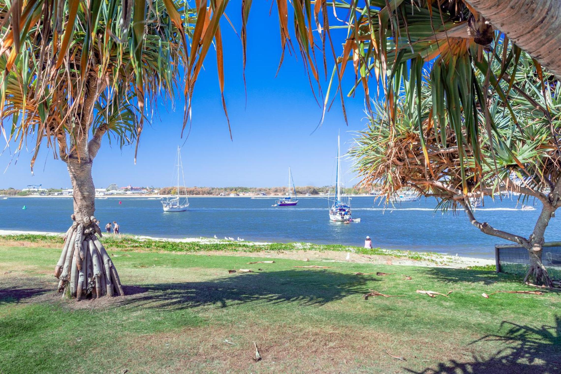 Freshly Renovated Modern Waterfront 1 Bedroom unit