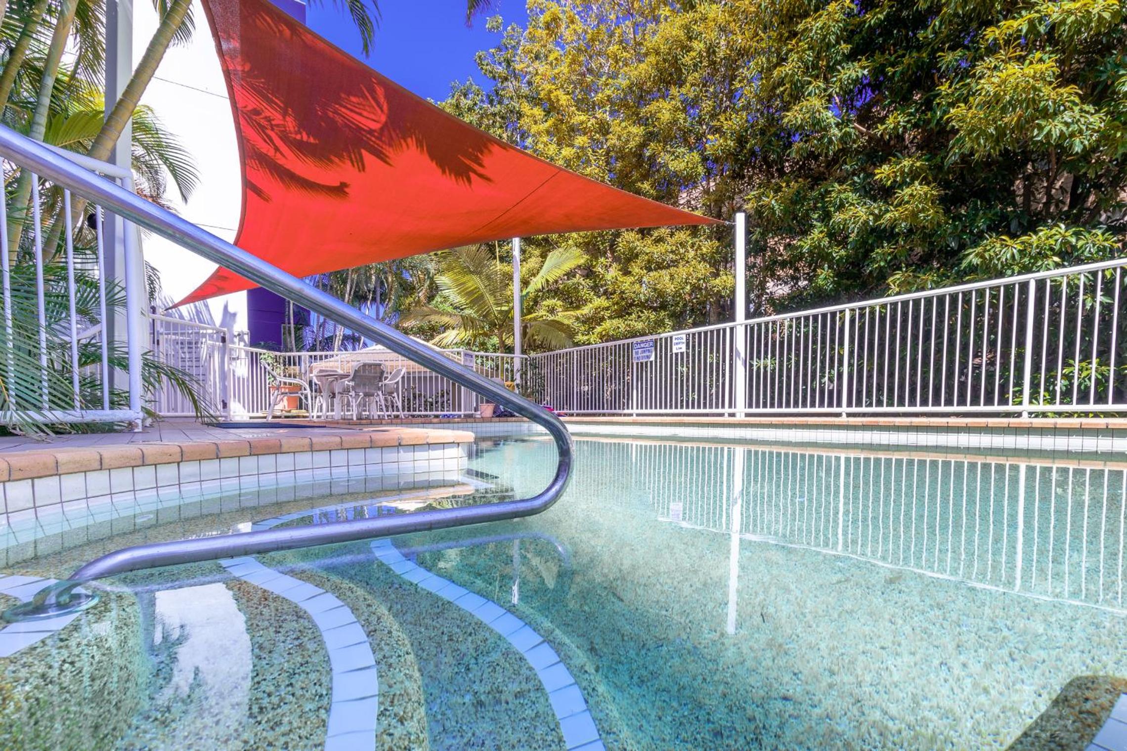 Freshly Renovated Modern Waterfront 1 Bedroom unit